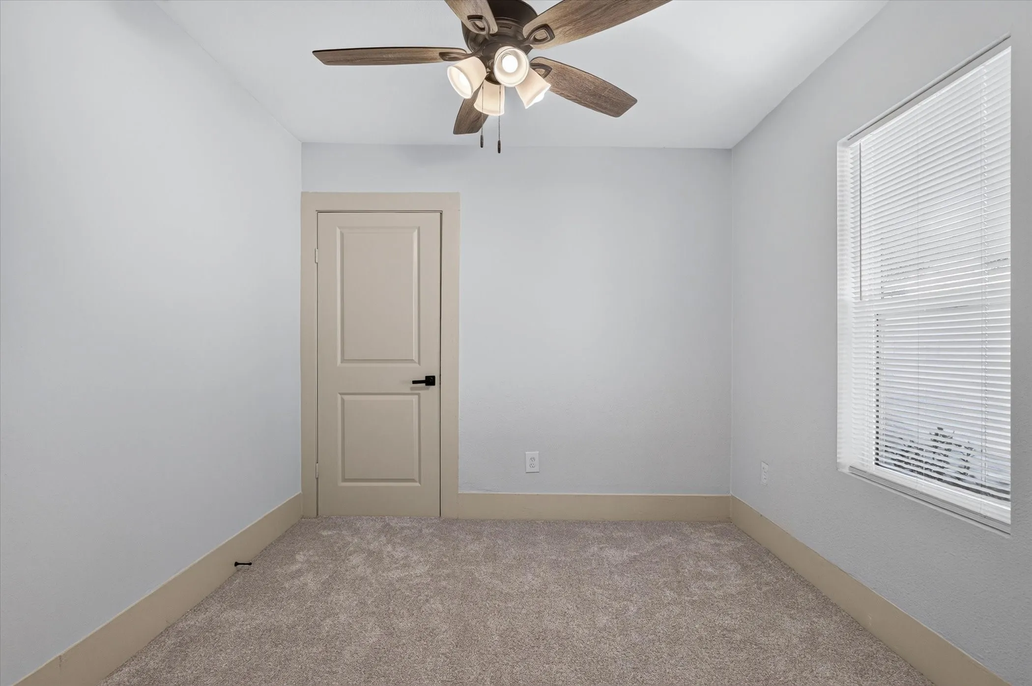 Single Family Residence For Sale in Parker County , 71 Crown Road, Willow Park, Texas 76087, 3 Bedroom, 2 Bathroom, 2 Garage spaces, 1,534 Sqft, built in 1930, mls#21408037, Real Estate Agent in Willow Park, Homes For Sale in Parker county, Homes For Sale in Willow Park, Realtor in Willow Park Texas, Real Estate Brokerage Independent Realty Texas, Luminita Cordes Realtor