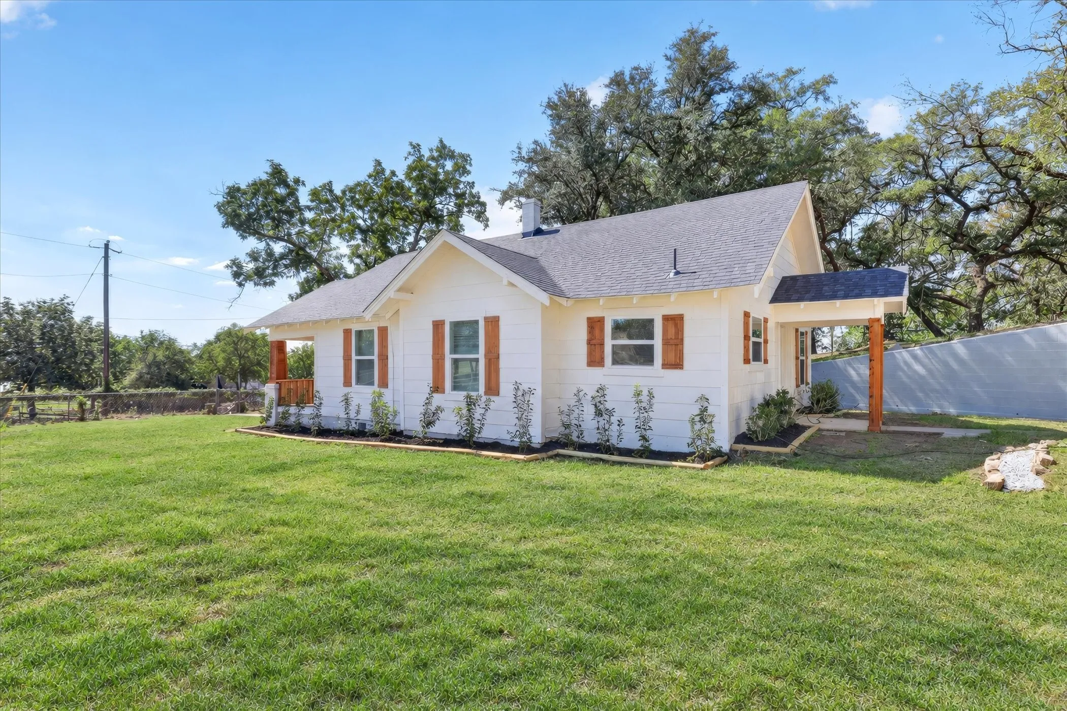 Single Family Residence For Sale in Parker County , 71 Crown Road, Willow Park, Texas 76087, 3 Bedroom, 2 Bathroom, 2 Garage spaces, 1,534 Sqft, built in 1930, mls#21408037, Real Estate Agent in Willow Park, Homes For Sale in Parker county, Homes For Sale in Willow Park, Realtor in Willow Park Texas, Real Estate Brokerage Independent Realty Texas, Luminita Cordes Realtor