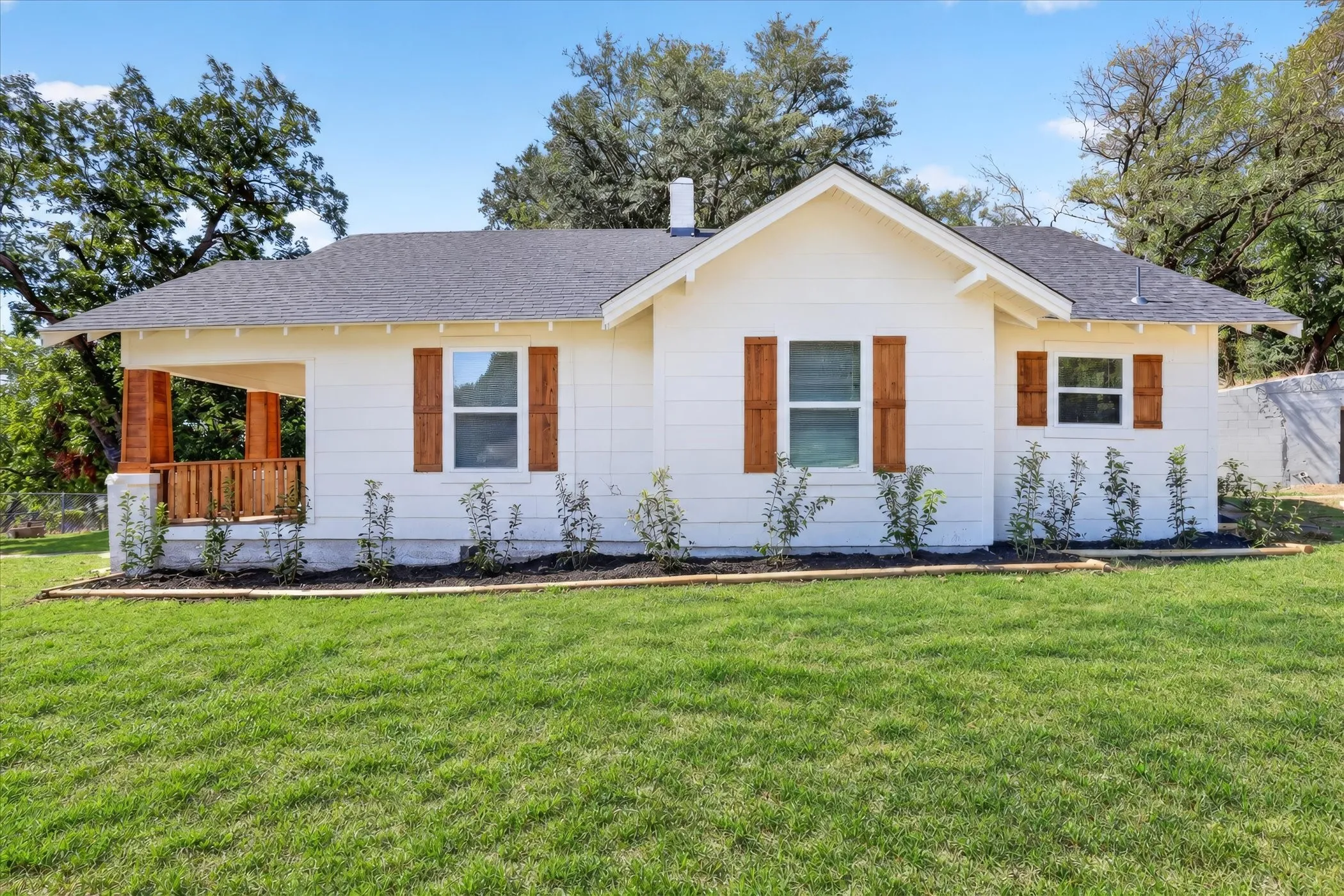 Single Family Residence For Sale in Parker County , 71 Crown Road, Willow Park, Texas 76087, 3 Bedroom, 2 Bathroom, 2 Garage spaces, 1,534 Sqft, built in 1930, mls#21408037, Real Estate Agent in Willow Park, Homes For Sale in Parker county, Homes For Sale in Willow Park, Realtor in Willow Park Texas, Real Estate Brokerage Independent Realty Texas, Luminita Cordes Realtor