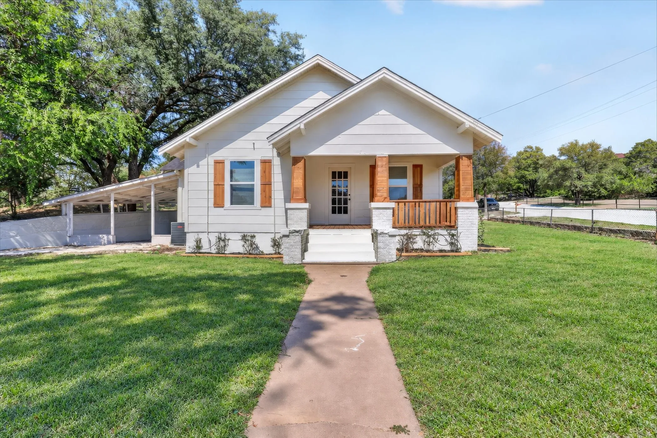 Single Family Residence For Sale in Parker County , 71 Crown Road, Willow Park, Texas 76087, 3 Bedroom, 2 Bathroom, 2 Garage spaces, 1,534 Sqft, built in 1930, mls#21408037, Real Estate Agent in Willow Park, Homes For Sale in Parker county, Homes For Sale in Willow Park, Realtor in Willow Park Texas, Real Estate Brokerage Independent Realty Texas, Luminita Cordes Realtor