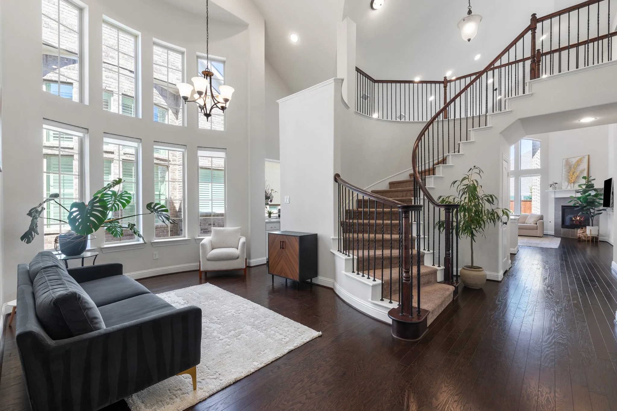 Welcome to 4827 Saguaro Ridge, with its stunning entry and soaring ceilings!