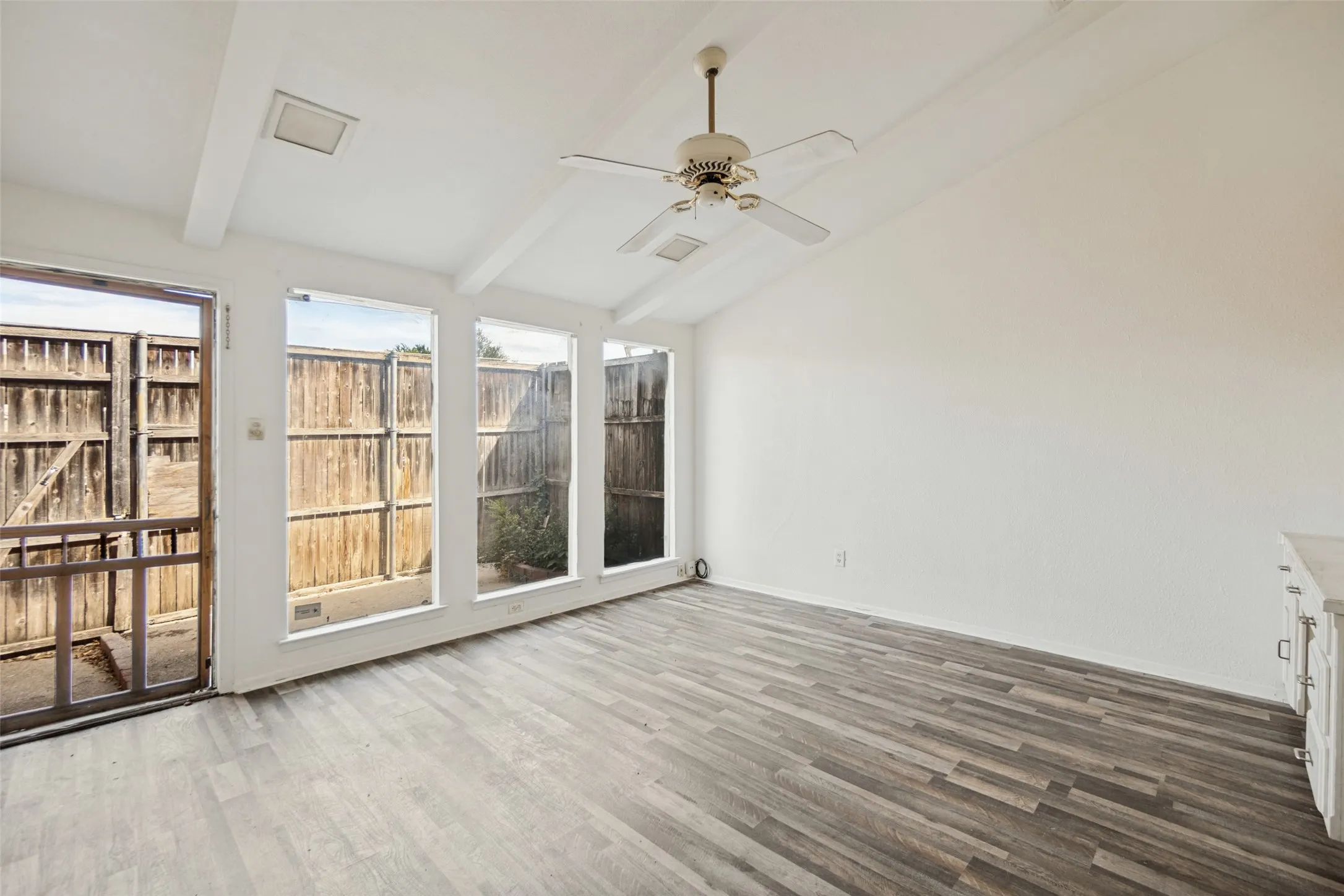Townhouse For Rent in Dallas County , 11916 Leisure Drive, Dallas, Texas 75243, 3 Bedroom, 4 Bathroom, Garage spaces, 1,703 Sqft, built in 1974, mls#21404943, Real Estate Agent in Dallas, Homes For Rent in Dallas county, Homes For Rent in Dallas, Realtor in Dallas Texas, Real Estate Brokerage Independent Realty Texas, Luminita Cordes Realtor