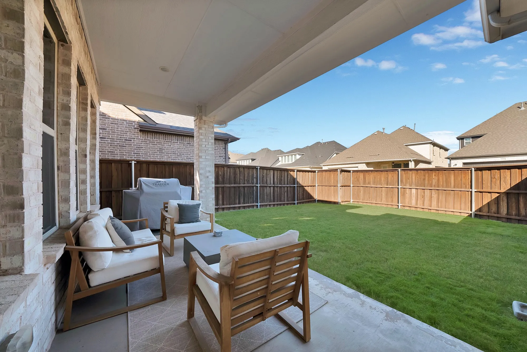 Covered patio featuring a concrete slab and overhead lighting