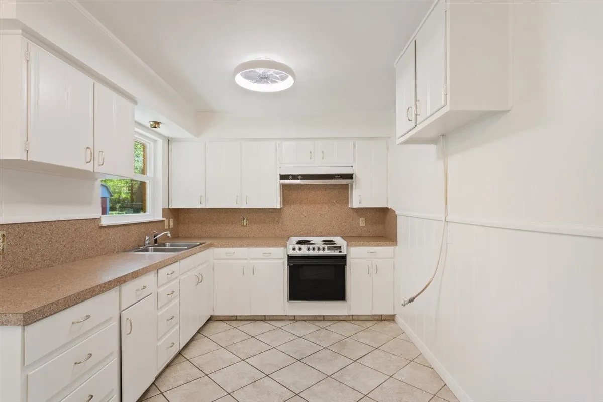 Single Family Residence For Sale in Mc Lennan County , 1319 Royal Oaks Drive, Waco, Texas 76710, 3 Bedroom, 2 Bathroom, Garage spaces, 1,376 Sqft, built in 1959, mls#21405813, Real Estate Agent in Waco, Homes For Sale in Mc Lennan county, Homes For Sale in Waco, Realtor in Waco Texas, Real Estate Brokerage Independent Realty Texas, Luminita Cordes Realtor