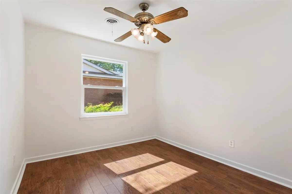 Single Family Residence For Sale in Mc Lennan County , 1319 Royal Oaks Drive, Waco, Texas 76710, 3 Bedroom, 2 Bathroom, Garage spaces, 1,376 Sqft, built in 1959, mls#21405813, Real Estate Agent in Waco, Homes For Sale in Mc Lennan county, Homes For Sale in Waco, Realtor in Waco Texas, Real Estate Brokerage Independent Realty Texas, Luminita Cordes Realtor