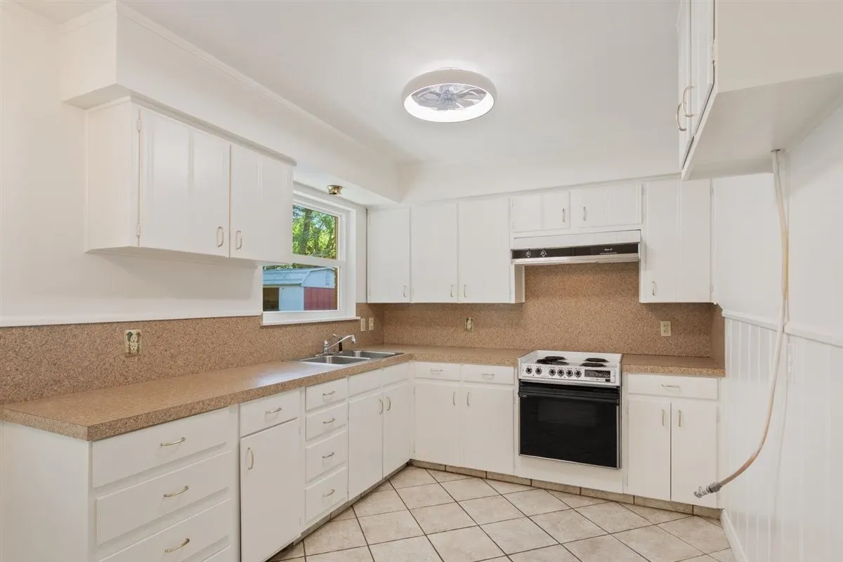 Single Family Residence For Sale in Mc Lennan County , 1319 Royal Oaks Drive, Waco, Texas 76710, 3 Bedroom, 2 Bathroom, Garage spaces, 1,376 Sqft, built in 1959, mls#21405813, Real Estate Agent in Waco, Homes For Sale in Mc Lennan county, Homes For Sale in Waco, Realtor in Waco Texas, Real Estate Brokerage Independent Realty Texas, Luminita Cordes Realtor