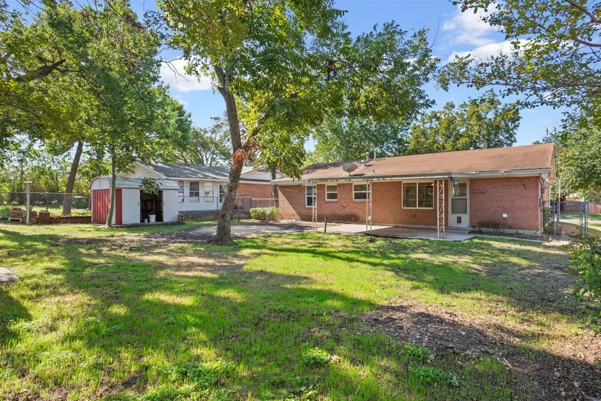 Single Family Residence For Sale in Mc Lennan County , 1319 Royal Oaks Drive, Waco, Texas 76710, 3 Bedroom, 2 Bathroom, Garage spaces, 1,376 Sqft, built in 1959, mls#21405813, Real Estate Agent in Waco, Homes For Sale in Mc Lennan county, Homes For Sale in Waco, Realtor in Waco Texas, Real Estate Brokerage Independent Realty Texas, Luminita Cordes Realtor