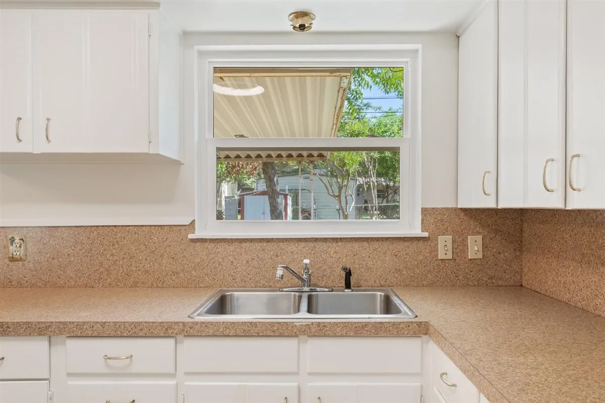 Single Family Residence For Sale in Mc Lennan County , 1319 Royal Oaks Drive, Waco, Texas 76710, 3 Bedroom, 2 Bathroom, Garage spaces, 1,376 Sqft, built in 1959, mls#21405813, Real Estate Agent in Waco, Homes For Sale in Mc Lennan county, Homes For Sale in Waco, Realtor in Waco Texas, Real Estate Brokerage Independent Realty Texas, Luminita Cordes Realtor
