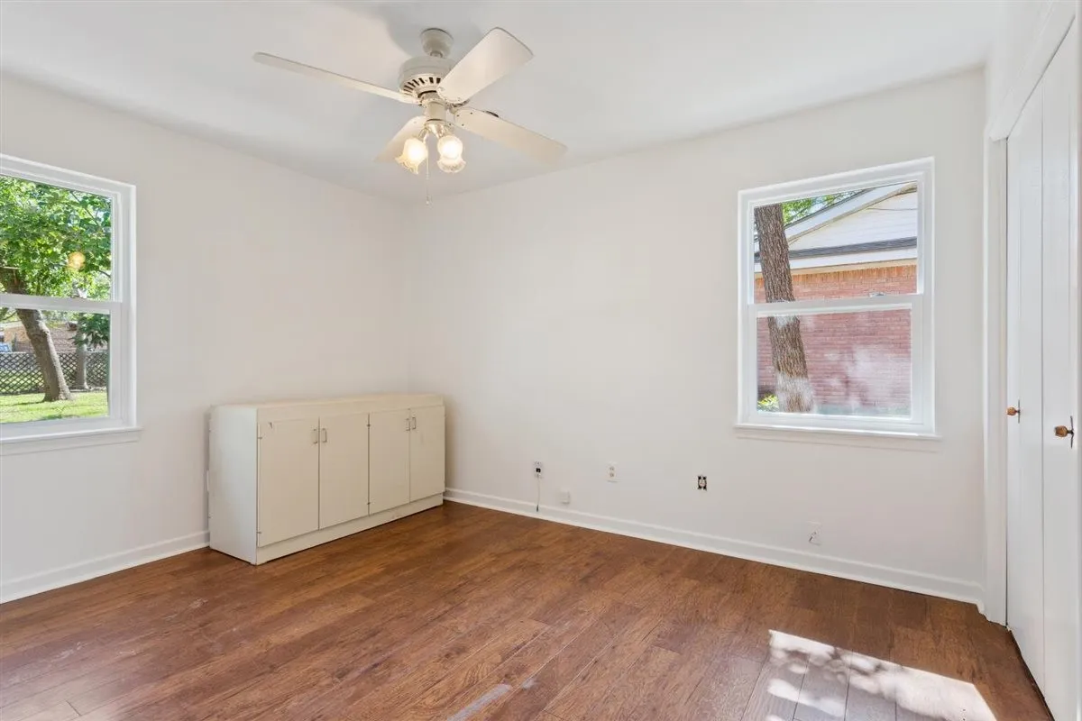 Single Family Residence For Sale in Mc Lennan County , 1319 Royal Oaks Drive, Waco, Texas 76710, 3 Bedroom, 2 Bathroom, Garage spaces, 1,376 Sqft, built in 1959, mls#21405813, Real Estate Agent in Waco, Homes For Sale in Mc Lennan county, Homes For Sale in Waco, Realtor in Waco Texas, Real Estate Brokerage Independent Realty Texas, Luminita Cordes Realtor