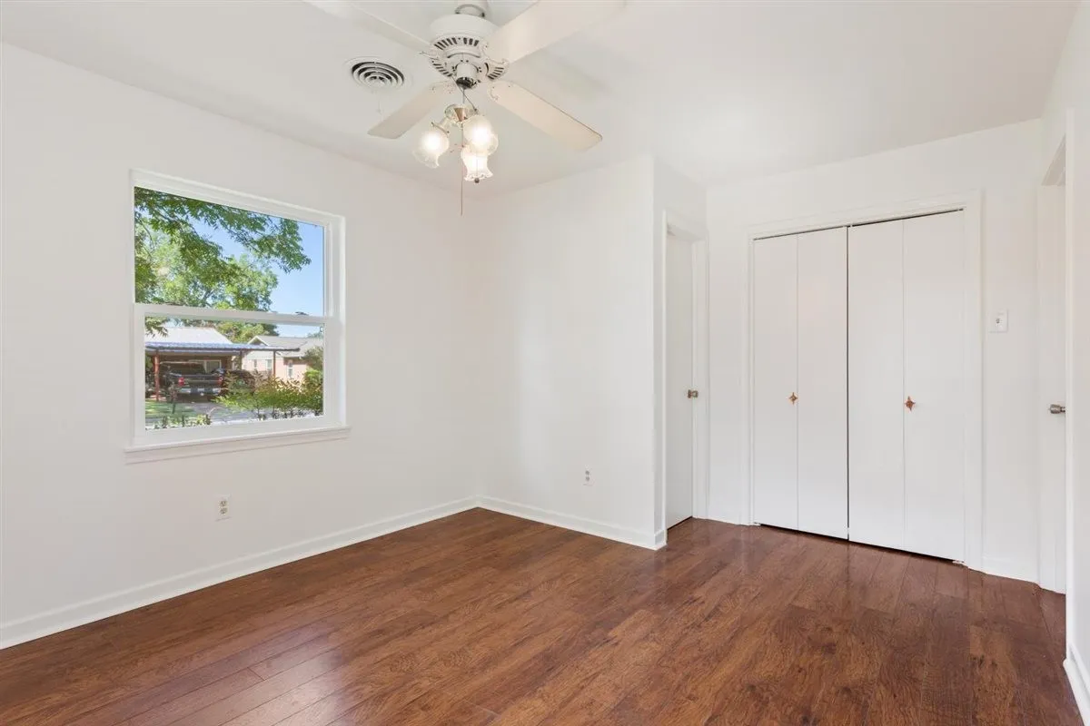 Single Family Residence For Sale in Mc Lennan County , 1319 Royal Oaks Drive, Waco, Texas 76710, 3 Bedroom, 2 Bathroom, Garage spaces, 1,376 Sqft, built in 1959, mls#21405813, Real Estate Agent in Waco, Homes For Sale in Mc Lennan county, Homes For Sale in Waco, Realtor in Waco Texas, Real Estate Brokerage Independent Realty Texas, Luminita Cordes Realtor