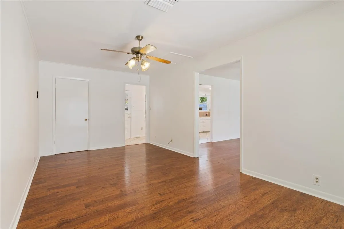 Single Family Residence For Sale in Mc Lennan County , 1319 Royal Oaks Drive, Waco, Texas 76710, 3 Bedroom, 2 Bathroom, Garage spaces, 1,376 Sqft, built in 1959, mls#21405813, Real Estate Agent in Waco, Homes For Sale in Mc Lennan county, Homes For Sale in Waco, Realtor in Waco Texas, Real Estate Brokerage Independent Realty Texas, Luminita Cordes Realtor