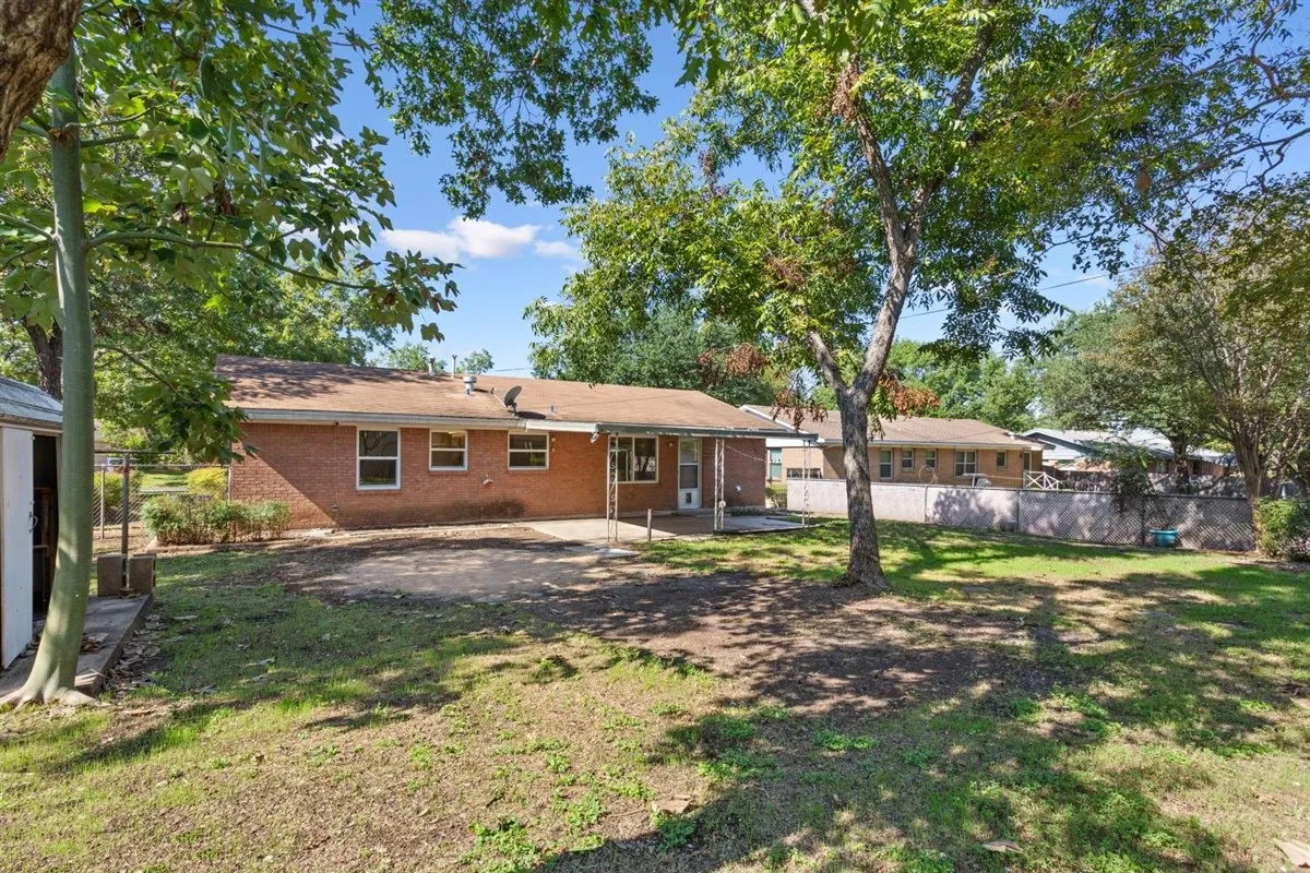 Single Family Residence For Sale in Mc Lennan County , 1319 Royal Oaks Drive, Waco, Texas 76710, 3 Bedroom, 2 Bathroom, Garage spaces, 1,376 Sqft, built in 1959, mls#21405813, Real Estate Agent in Waco, Homes For Sale in Mc Lennan county, Homes For Sale in Waco, Realtor in Waco Texas, Real Estate Brokerage Independent Realty Texas, Luminita Cordes Realtor