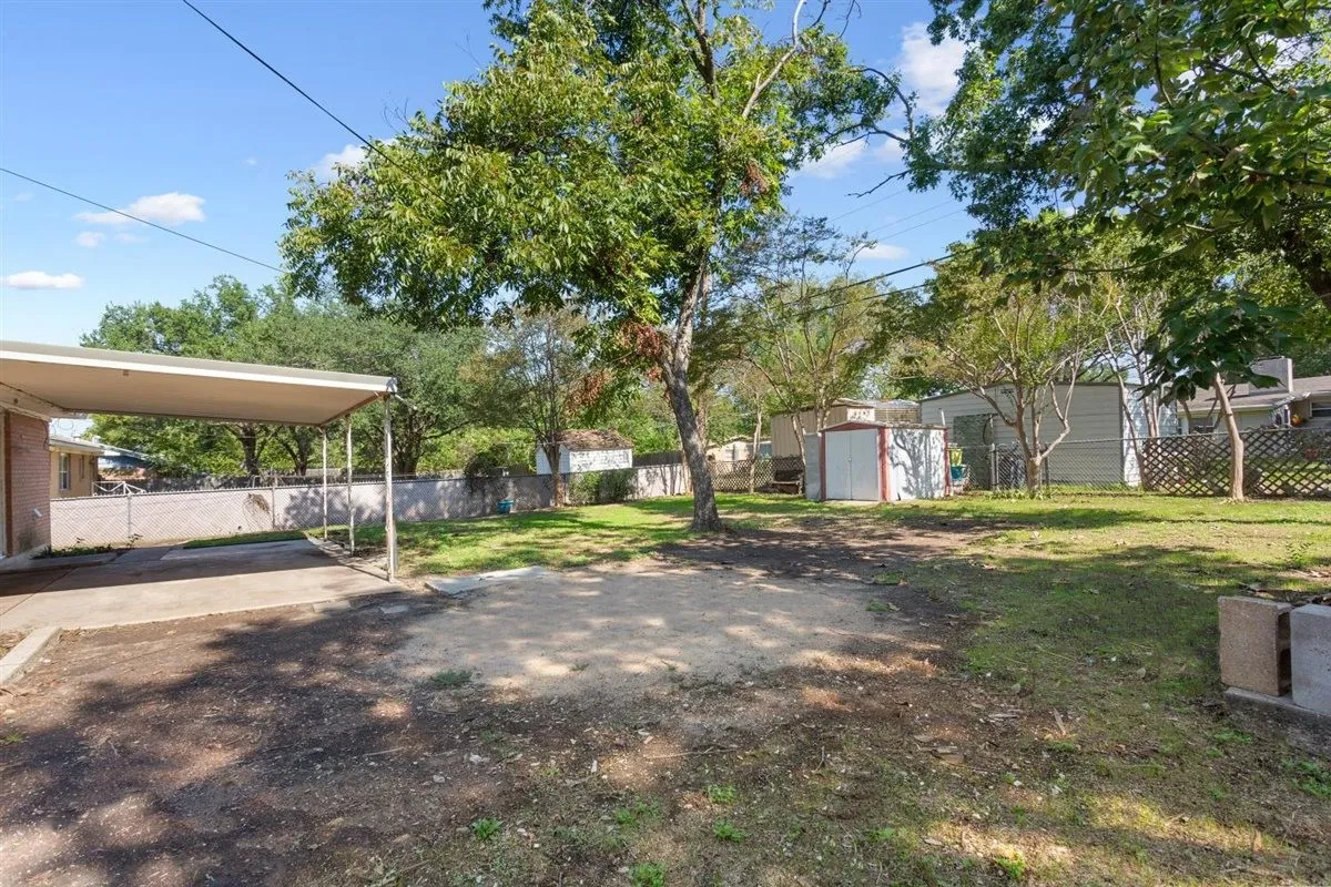 Single Family Residence For Sale in Mc Lennan County , 1319 Royal Oaks Drive, Waco, Texas 76710, 3 Bedroom, 2 Bathroom, Garage spaces, 1,376 Sqft, built in 1959, mls#21405813, Real Estate Agent in Waco, Homes For Sale in Mc Lennan county, Homes For Sale in Waco, Realtor in Waco Texas, Real Estate Brokerage Independent Realty Texas, Luminita Cordes Realtor