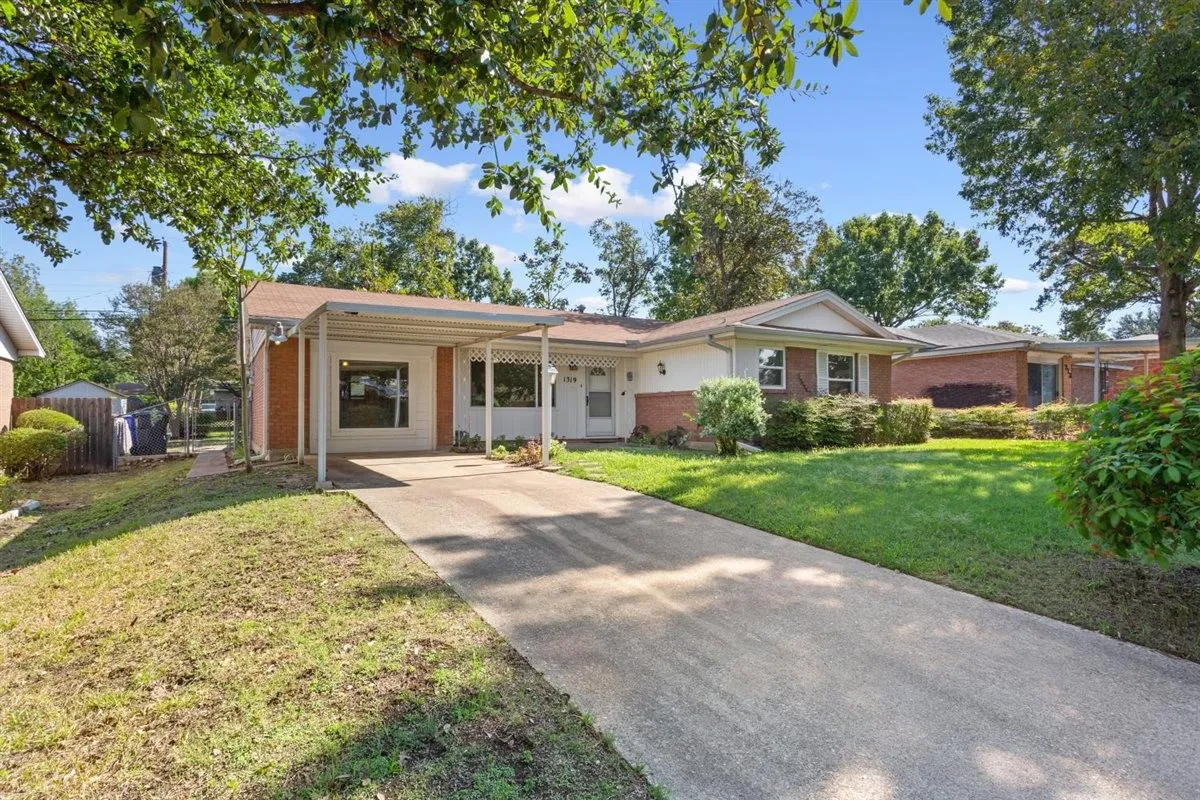 Single Family Residence For Sale in Mc Lennan County , 1319 Royal Oaks Drive, Waco, Texas 76710, 3 Bedroom, 2 Bathroom, Garage spaces, 1,376 Sqft, built in 1959, mls#21405813, Real Estate Agent in Waco, Homes For Sale in Mc Lennan county, Homes For Sale in Waco, Realtor in Waco Texas, Real Estate Brokerage Independent Realty Texas, Luminita Cordes Realtor