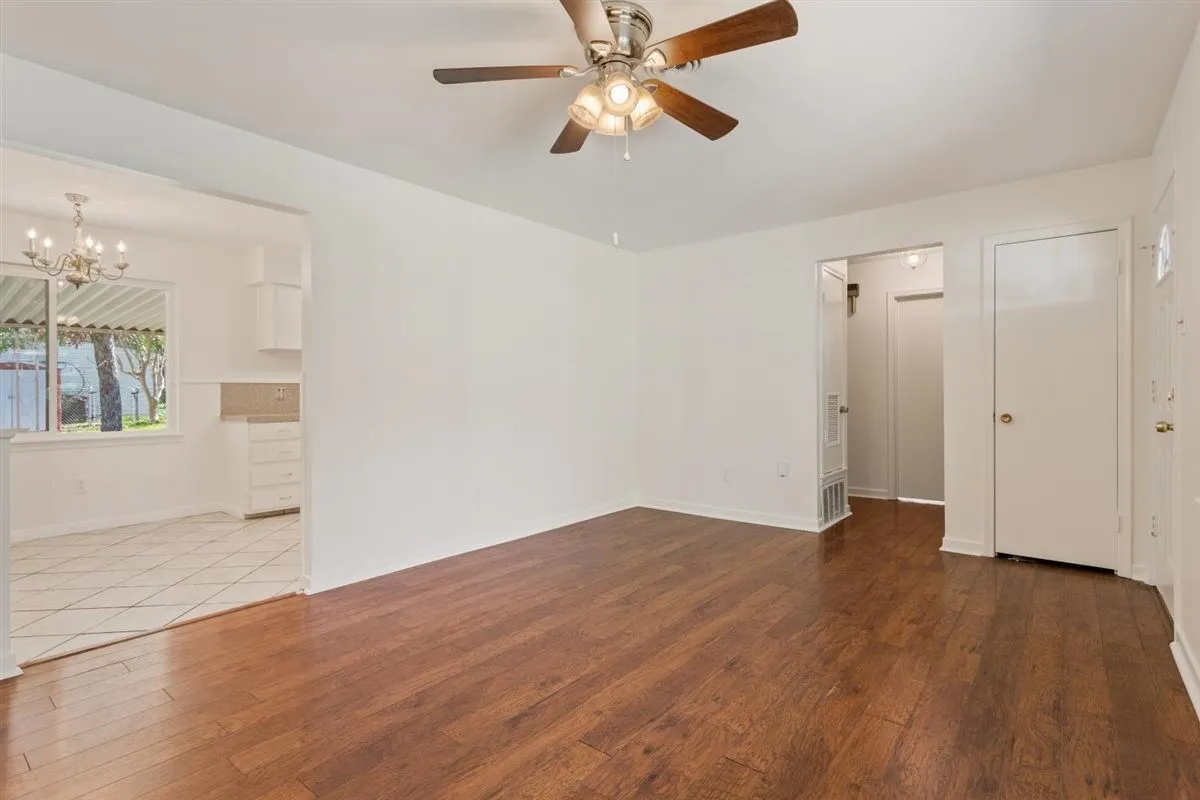 Single Family Residence For Sale in Mc Lennan County , 1319 Royal Oaks Drive, Waco, Texas 76710, 3 Bedroom, 2 Bathroom, Garage spaces, 1,376 Sqft, built in 1959, mls#21405813, Real Estate Agent in Waco, Homes For Sale in Mc Lennan county, Homes For Sale in Waco, Realtor in Waco Texas, Real Estate Brokerage Independent Realty Texas, Luminita Cordes Realtor