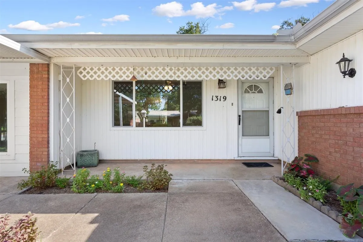 Single Family Residence For Sale in Mc Lennan County , 1319 Royal Oaks Drive, Waco, Texas 76710, 3 Bedroom, 2 Bathroom, Garage spaces, 1,376 Sqft, built in 1959, mls#21405813, Real Estate Agent in Waco, Homes For Sale in Mc Lennan county, Homes For Sale in Waco, Realtor in Waco Texas, Real Estate Brokerage Independent Realty Texas, Luminita Cordes Realtor