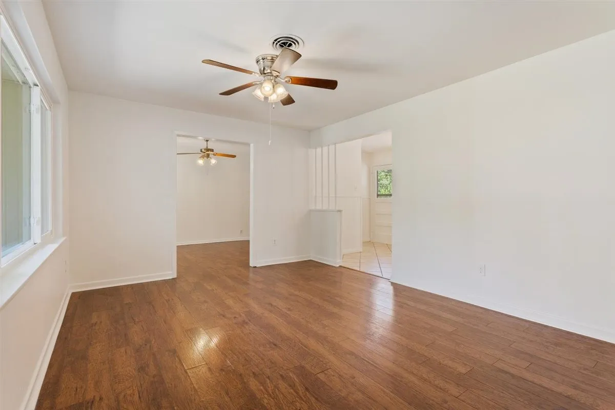 Single Family Residence For Sale in Mc Lennan County , 1319 Royal Oaks Drive, Waco, Texas 76710, 3 Bedroom, 2 Bathroom, Garage spaces, 1,376 Sqft, built in 1959, mls#21405813, Real Estate Agent in Waco, Homes For Sale in Mc Lennan county, Homes For Sale in Waco, Realtor in Waco Texas, Real Estate Brokerage Independent Realty Texas, Luminita Cordes Realtor