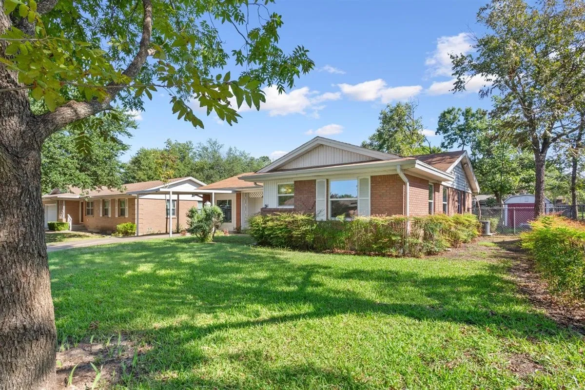 Single Family Residence For Sale in Mc Lennan County , 1319 Royal Oaks Drive, Waco, Texas 76710, 3 Bedroom, 2 Bathroom, Garage spaces, 1,376 Sqft, built in 1959, mls#21405813, Real Estate Agent in Waco, Homes For Sale in Mc Lennan county, Homes For Sale in Waco, Realtor in Waco Texas, Real Estate Brokerage Independent Realty Texas, Luminita Cordes Realtor