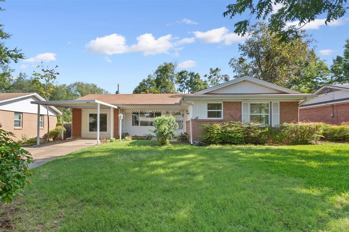 Single Family Residence For Sale in Mc Lennan County , 1319 Royal Oaks Drive, Waco, Texas 76710, 3 Bedroom, 2 Bathroom, Garage spaces, 1,376 Sqft, built in 1959, mls#21405813, Real Estate Agent in Waco, Homes For Sale in Mc Lennan county, Homes For Sale in Waco, Realtor in Waco Texas, Real Estate Brokerage Independent Realty Texas, Luminita Cordes Realtor