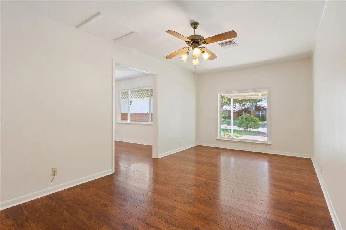 Single Family Residence For Sale in Mc Lennan County , 1319 Royal Oaks Drive, Waco, Texas 76710, 3 Bedroom, 2 Bathroom, Garage spaces, 1,376 Sqft, built in 1959, mls#21405813, Real Estate Agent in Waco, Homes For Sale in Mc Lennan county, Homes For Sale in Waco, Realtor in Waco Texas, Real Estate Brokerage Independent Realty Texas, Luminita Cordes Realtor