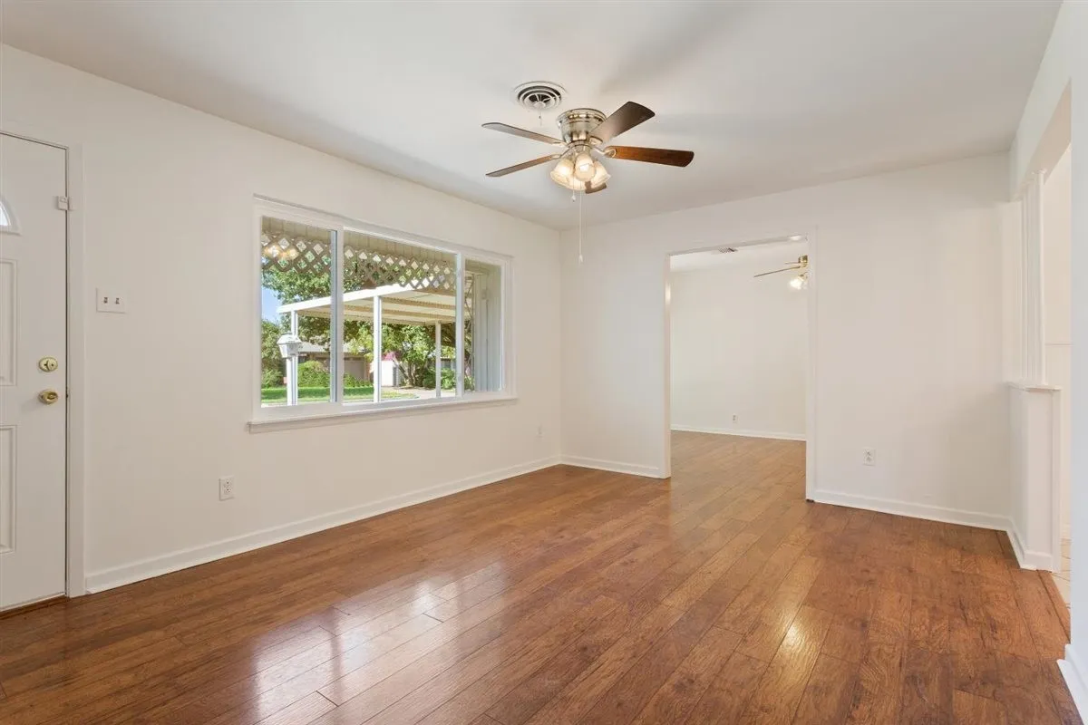 Single Family Residence For Sale in Mc Lennan County , 1319 Royal Oaks Drive, Waco, Texas 76710, 3 Bedroom, 2 Bathroom, Garage spaces, 1,376 Sqft, built in 1959, mls#21405813, Real Estate Agent in Waco, Homes For Sale in Mc Lennan county, Homes For Sale in Waco, Realtor in Waco Texas, Real Estate Brokerage Independent Realty Texas, Luminita Cordes Realtor