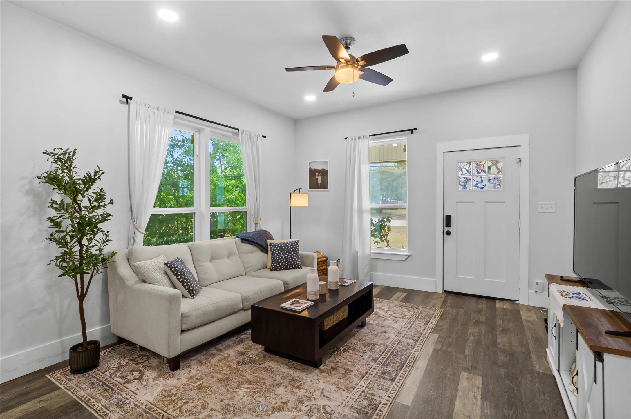 Single Family Residence For Rent in Navarro County , 2200 N Beaton Street, Corsicana, Texas 75110, 4 Bedroom, 3 Bathroom, Garage spaces, 1,856 Sqft, built in 1900, mls#21408139, Real Estate Agent in Corsicana, Homes For Rent in Navarro county, Homes For Rent in Corsicana, Realtor in Corsicana Texas, Real Estate Brokerage Independent Realty Texas, Luminita Cordes Realtor