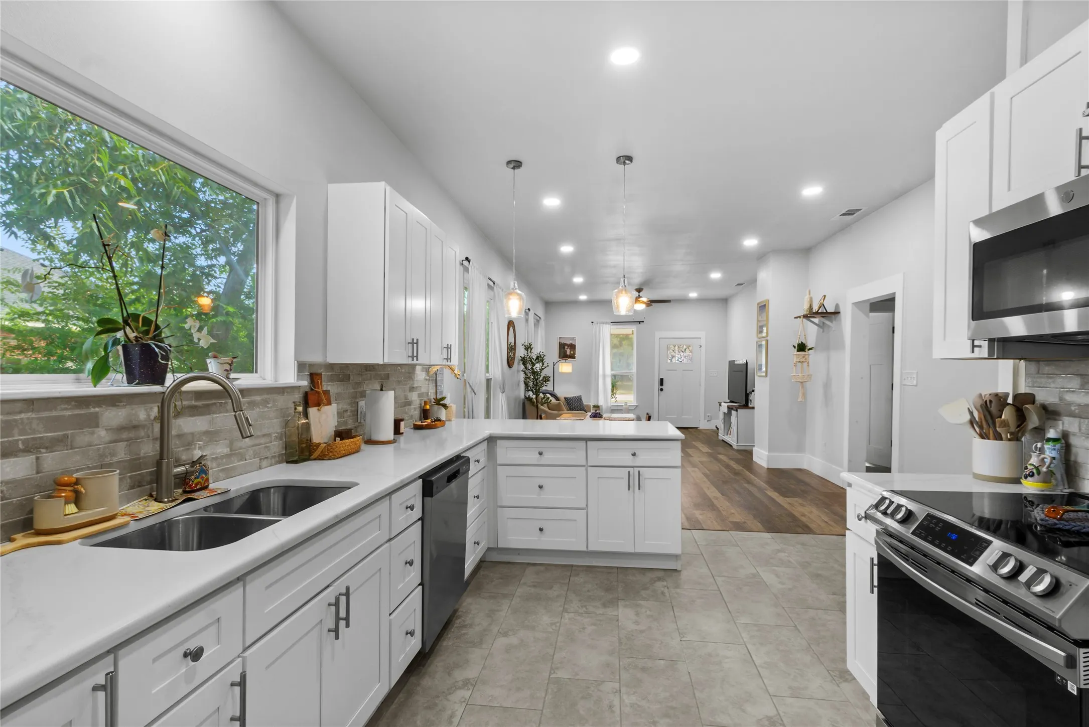 Single Family Residence For Rent in Navarro County , 2200 N Beaton Street, Corsicana, Texas 75110, 4 Bedroom, 3 Bathroom, Garage spaces, 1,856 Sqft, built in 1900, mls#21408139, Real Estate Agent in Corsicana, Homes For Rent in Navarro county, Homes For Rent in Corsicana, Realtor in Corsicana Texas, Real Estate Brokerage Independent Realty Texas, Luminita Cordes Realtor