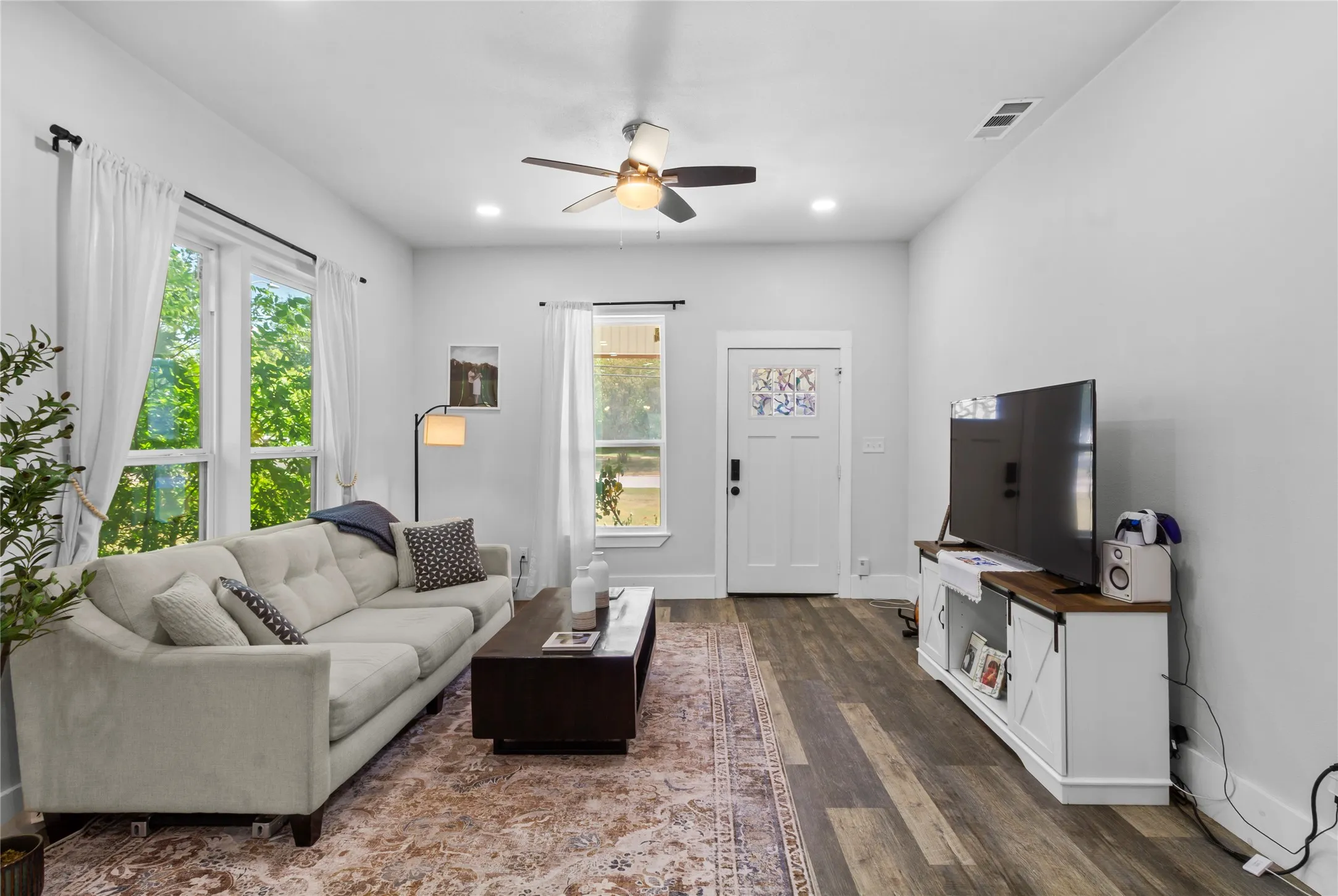 Single Family Residence For Rent in Navarro County , 2200 N Beaton Street, Corsicana, Texas 75110, 4 Bedroom, 3 Bathroom, Garage spaces, 1,856 Sqft, built in 1900, mls#21408139, Real Estate Agent in Corsicana, Homes For Rent in Navarro county, Homes For Rent in Corsicana, Realtor in Corsicana Texas, Real Estate Brokerage Independent Realty Texas, Luminita Cordes Realtor