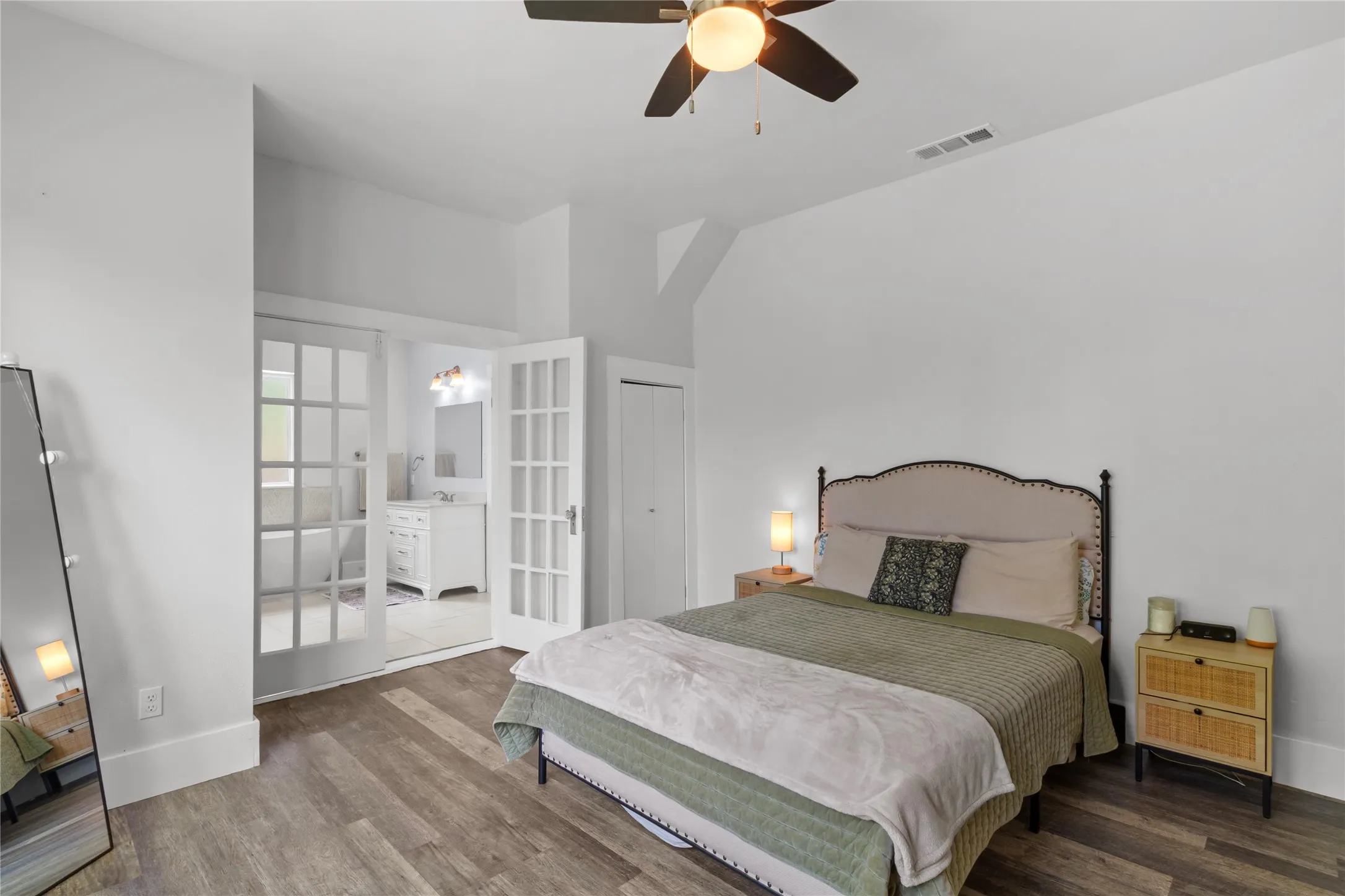 Single Family Residence For Rent in Navarro County , 2200 N Beaton Street, Corsicana, Texas 75110, 4 Bedroom, 3 Bathroom, Garage spaces, 1,856 Sqft, built in 1900, mls#21408139, Real Estate Agent in Corsicana, Homes For Rent in Navarro county, Homes For Rent in Corsicana, Realtor in Corsicana Texas, Real Estate Brokerage Independent Realty Texas, Luminita Cordes Realtor