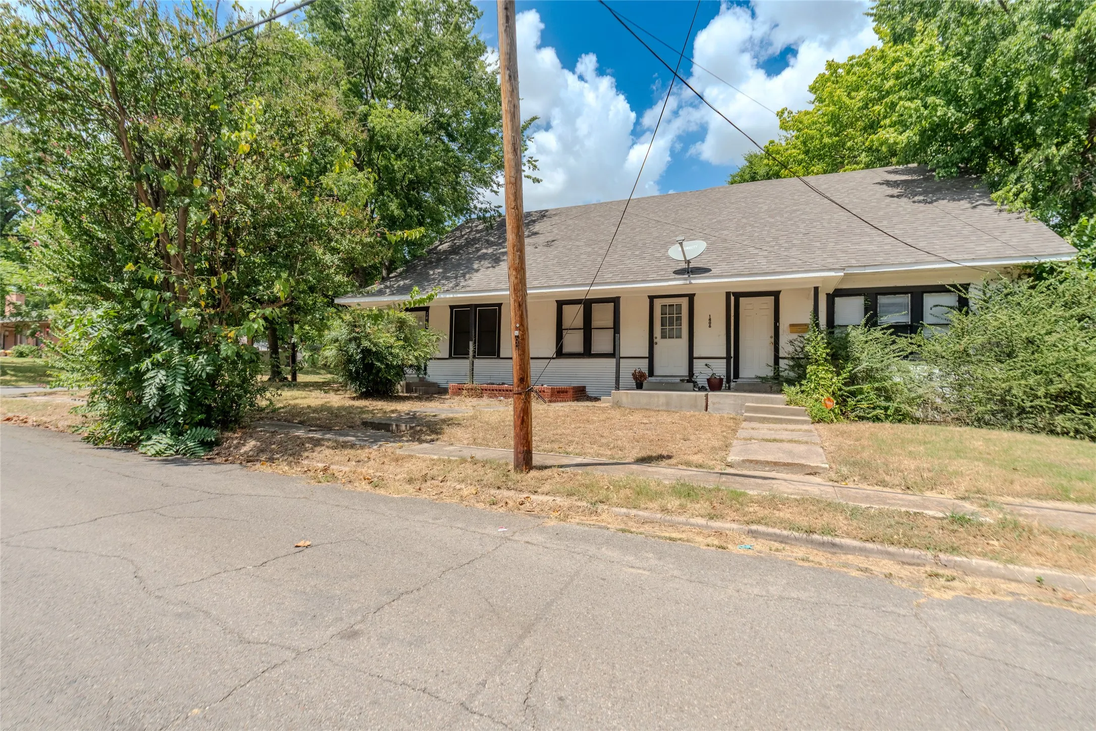 Duplex For Rent in Hunt County , 1410 Sycamore 1, Commerce, Texas 75428, 2 Bedroom, 1 Bathroom, Garage spaces, 1,006 Sqft, built in 1971, mls#21408141, Real Estate Agent in Commerce, Homes For Rent in Hunt county, Homes For Rent in Commerce, Realtor in Commerce Texas, Real Estate Brokerage Independent Realty Texas, Luminita Cordes Realtor