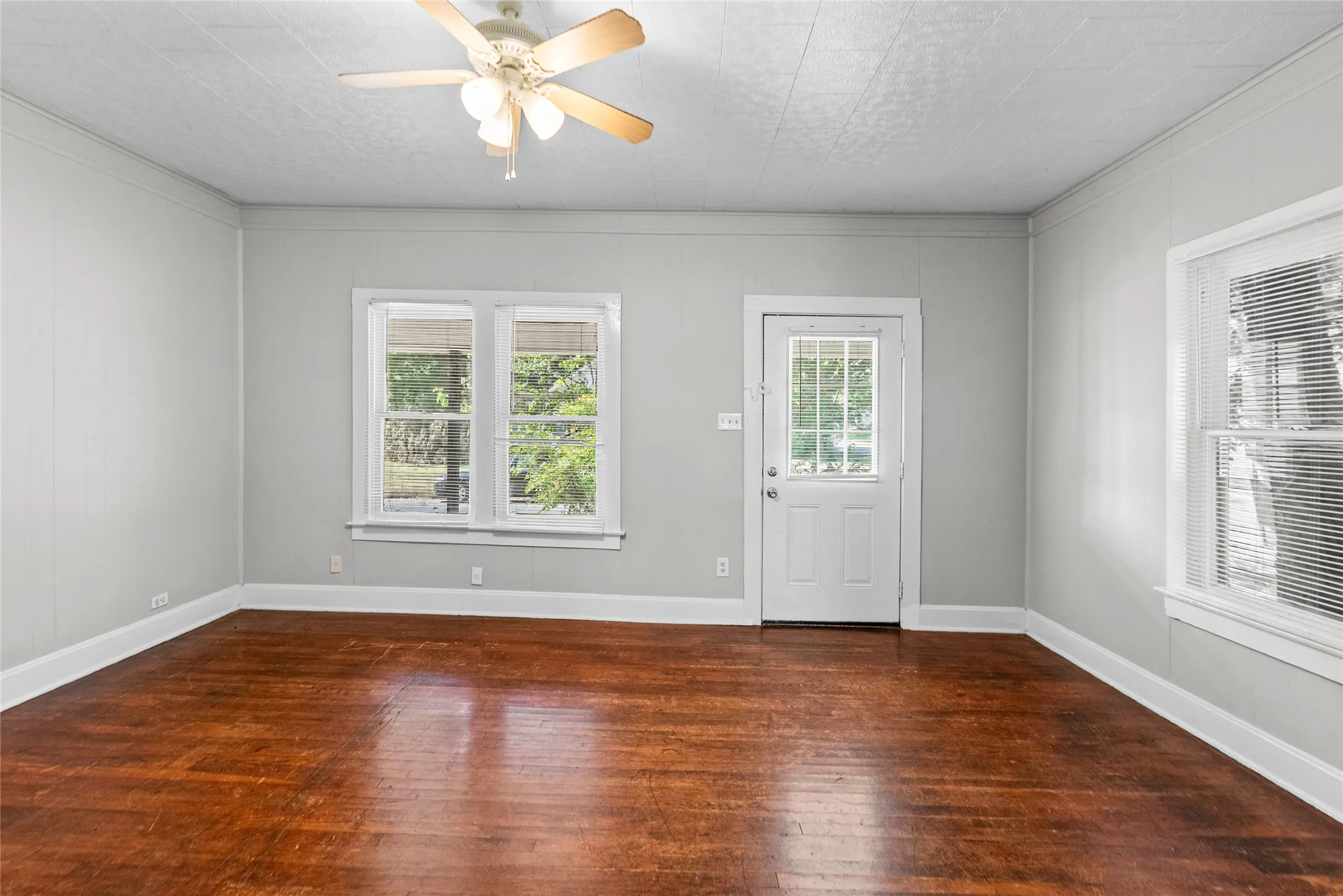 Duplex For Rent in Hunt County , 1410 Sycamore 1, Commerce, Texas 75428, 2 Bedroom, 1 Bathroom, Garage spaces, 1,006 Sqft, built in 1971, mls#21408141, Real Estate Agent in Commerce, Homes For Rent in Hunt county, Homes For Rent in Commerce, Realtor in Commerce Texas, Real Estate Brokerage Independent Realty Texas, Luminita Cordes Realtor