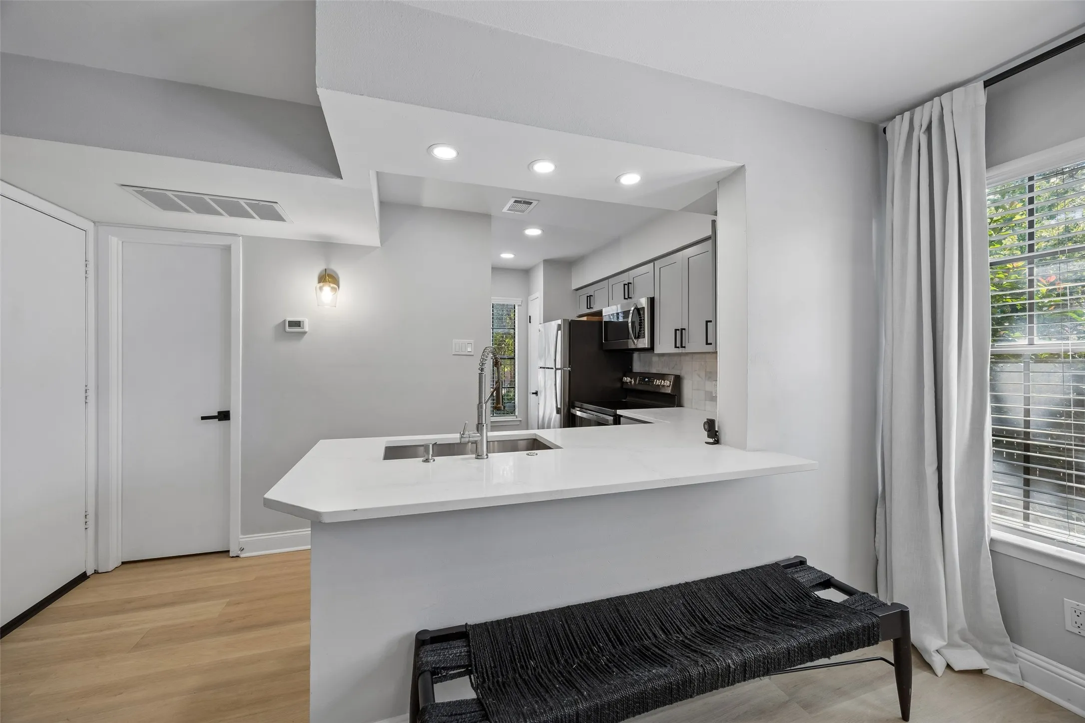 Condominium For Sale in Dallas County , 5335 Bent Tree Forest Drive 117, Dallas, Texas 75248, 1 Bedroom, 3 Bathroom, Garage spaces, 783 Sqft, built in 1981, mls#21405990, Real Estate Agent in Dallas, Homes For Sale in Dallas county, Homes For Sale in Dallas, Realtor in Dallas Texas, Real Estate Brokerage Independent Realty Texas, Luminita Cordes Realtor