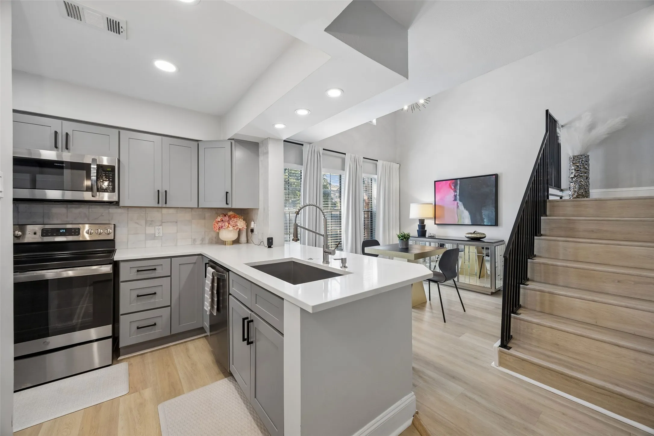 Condominium For Sale in Dallas County , 5335 Bent Tree Forest Drive 117, Dallas, Texas 75248, 1 Bedroom, 3 Bathroom, Garage spaces, 783 Sqft, built in 1981, mls#21405990, Real Estate Agent in Dallas, Homes For Sale in Dallas county, Homes For Sale in Dallas, Realtor in Dallas Texas, Real Estate Brokerage Independent Realty Texas, Luminita Cordes Realtor