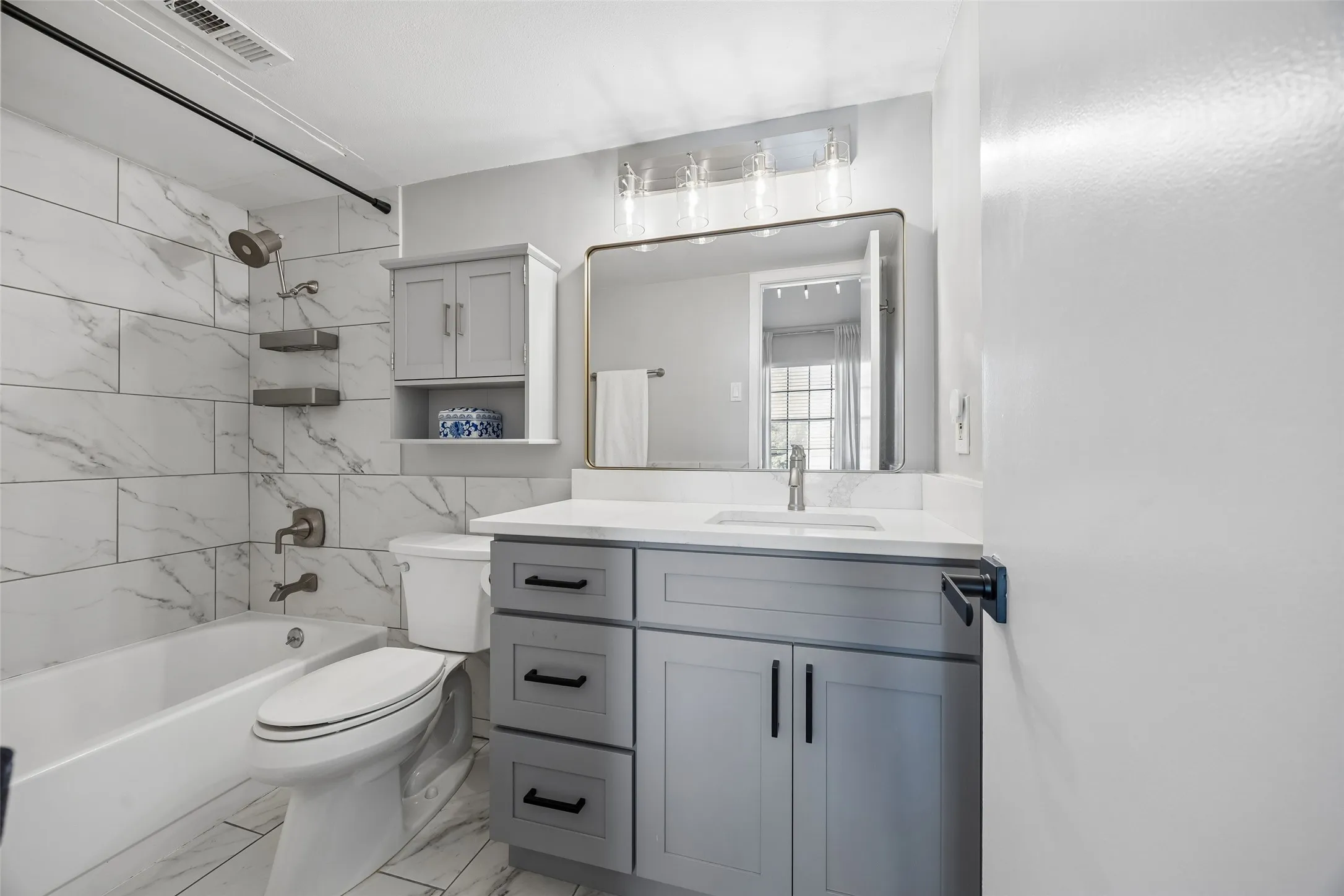 Condominium For Sale in Dallas County , 5335 Bent Tree Forest Drive 117, Dallas, Texas 75248, 1 Bedroom, 3 Bathroom, Garage spaces, 783 Sqft, built in 1981, mls#21405990, Real Estate Agent in Dallas, Homes For Sale in Dallas county, Homes For Sale in Dallas, Realtor in Dallas Texas, Real Estate Brokerage Independent Realty Texas, Luminita Cordes Realtor