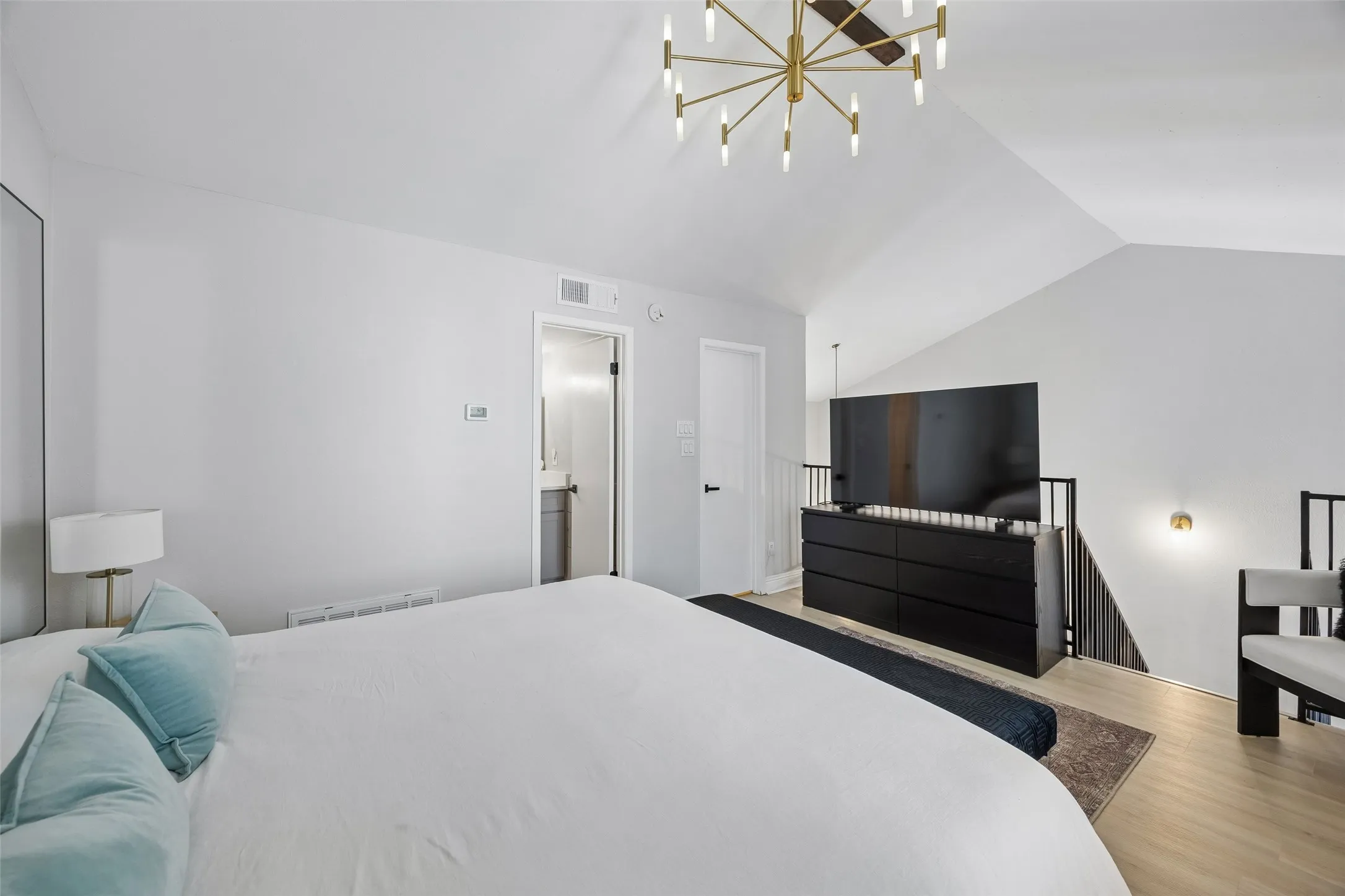 Condominium For Sale in Dallas County , 5335 Bent Tree Forest Drive 117, Dallas, Texas 75248, 1 Bedroom, 3 Bathroom, Garage spaces, 783 Sqft, built in 1981, mls#21405990, Real Estate Agent in Dallas, Homes For Sale in Dallas county, Homes For Sale in Dallas, Realtor in Dallas Texas, Real Estate Brokerage Independent Realty Texas, Luminita Cordes Realtor