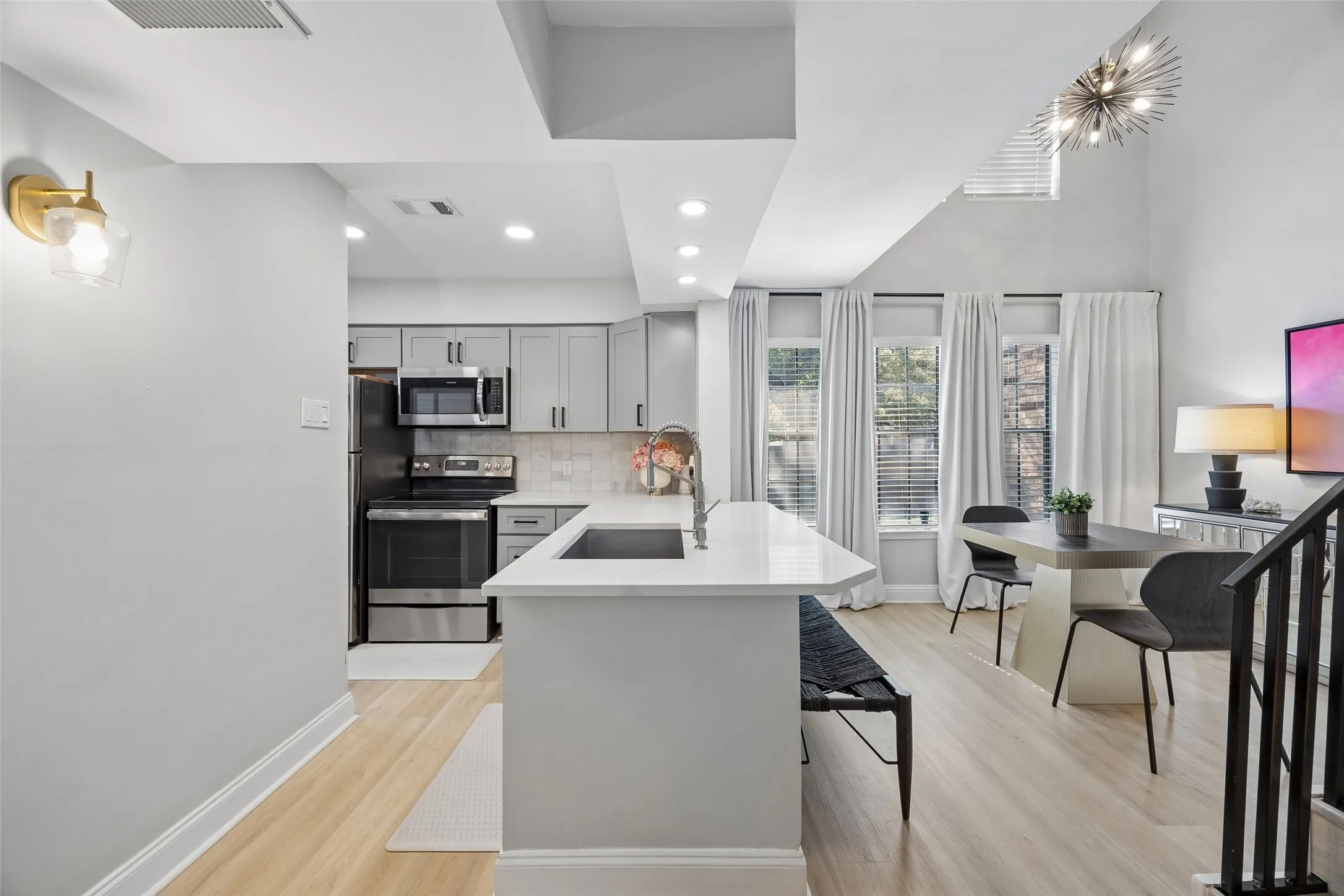 Condominium For Sale in Dallas County , 5335 Bent Tree Forest Drive 117, Dallas, Texas 75248, 1 Bedroom, 3 Bathroom, Garage spaces, 783 Sqft, built in 1981, mls#21405990, Real Estate Agent in Dallas, Homes For Sale in Dallas county, Homes For Sale in Dallas, Realtor in Dallas Texas, Real Estate Brokerage Independent Realty Texas, Luminita Cordes Realtor