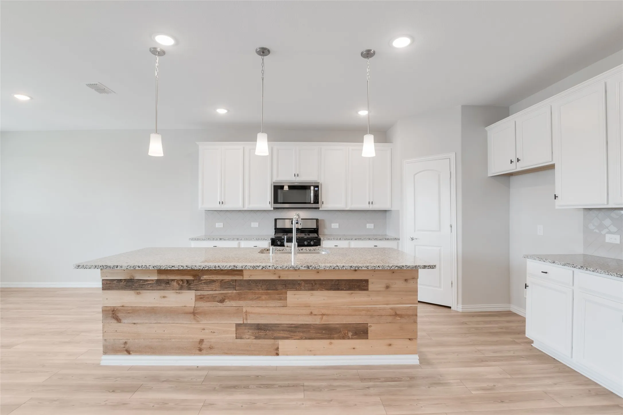 Single Family Residence For Sale in Rockwall County , 215 Hadley Lane, Fate, Texas 75087, 4 Bedroom, 3 Bathroom, 2 Garage spaces, 3,058 Sqft, built in 2021, mls#21408116, Real Estate Agent in Fate, Homes For Sale in Rockwall county, Homes For Sale in Fate, Realtor in Fate Texas, Real Estate Brokerage Independent Realty Texas, Luminita Cordes Realtor