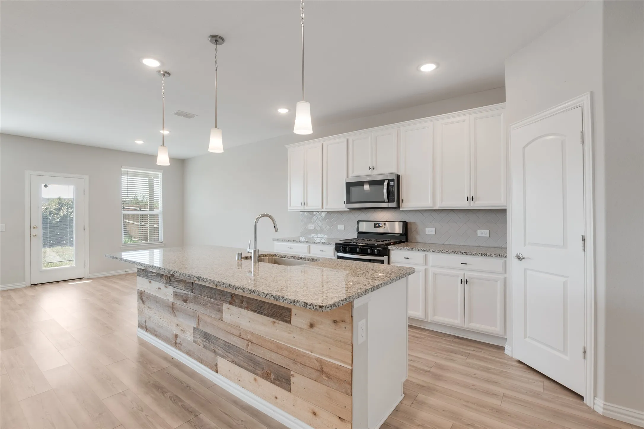 Single Family Residence For Sale in Rockwall County , 215 Hadley Lane, Fate, Texas 75087, 4 Bedroom, 3 Bathroom, 2 Garage spaces, 3,058 Sqft, built in 2021, mls#21408116, Real Estate Agent in Fate, Homes For Sale in Rockwall county, Homes For Sale in Fate, Realtor in Fate Texas, Real Estate Brokerage Independent Realty Texas, Luminita Cordes Realtor