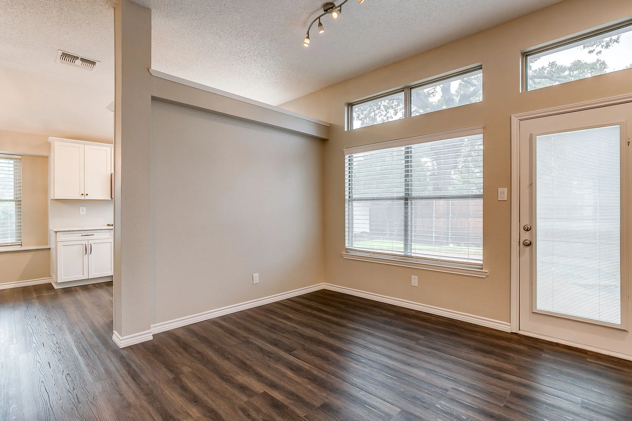 Single Family Residence For Sale in Tarrant County , 7901 Ember Oaks Drive, North Richland Hills, Texas 76182, 3 Bedroom, 2 Bathroom, 2 Garage spaces, 1,781 Sqft, built in 1988, mls#21401573, Real Estate Agent in North Richland Hills, Homes For Sale in Tarrant county, Homes For Sale in North Richland Hills, Realtor in North Richland Hills Texas, Real Estate Brokerage Independent Realty Texas, Luminita Cordes Realtor