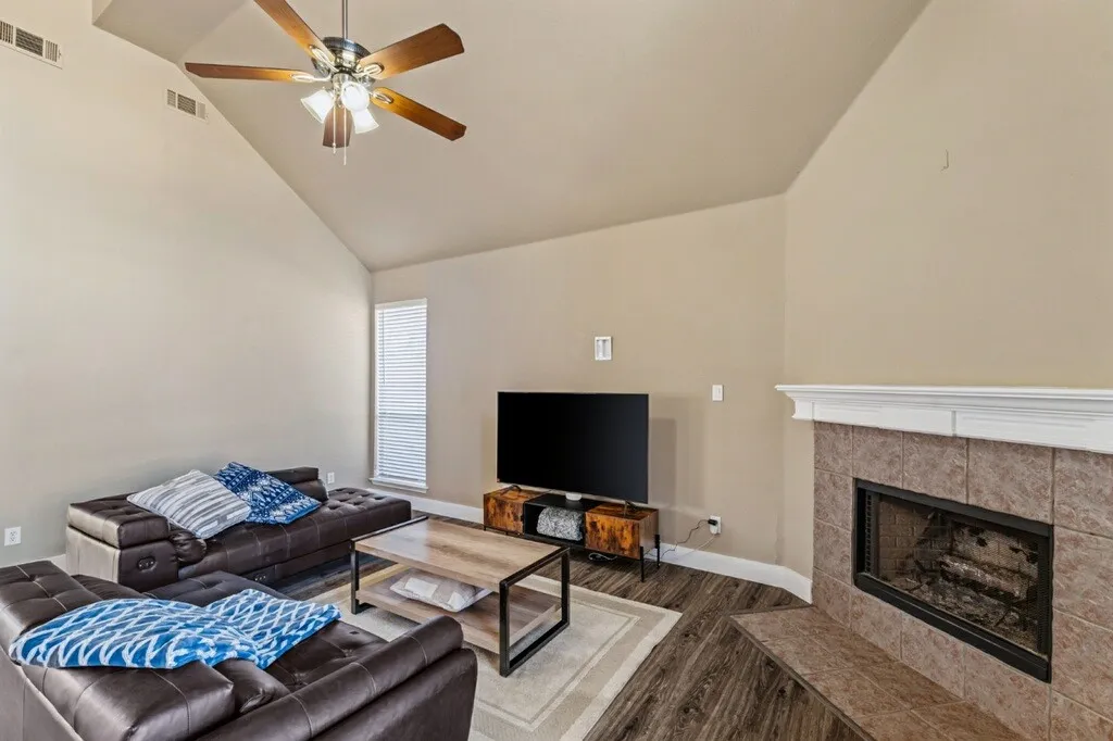 Single Family Residence For Sale in Denton County , 1464 Summerhill Drive, Carrollton, Texas 75007, 4 Bedroom, 3 Bathroom, 2 Garage spaces, 2,640 Sqft, built in 1999, mls#21408153, Real Estate Agent in Carrollton, Homes For Sale in Denton county, Homes For Sale in Carrollton, Realtor in Carrollton Texas, Real Estate Brokerage Independent Realty Texas, Luminita Cordes Realtor