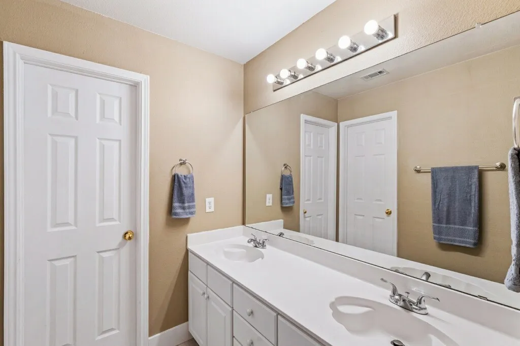 Single Family Residence For Sale in Denton County , 1464 Summerhill Drive, Carrollton, Texas 75007, 4 Bedroom, 3 Bathroom, 2 Garage spaces, 2,640 Sqft, built in 1999, mls#21408153, Real Estate Agent in Carrollton, Homes For Sale in Denton county, Homes For Sale in Carrollton, Realtor in Carrollton Texas, Real Estate Brokerage Independent Realty Texas, Luminita Cordes Realtor