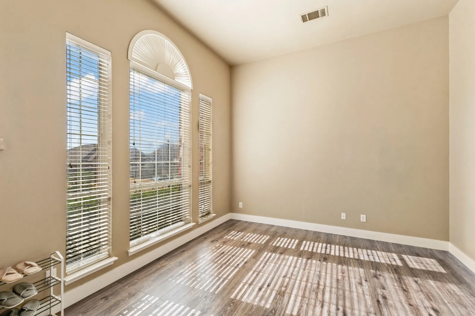 Single Family Residence For Sale in Denton County , 1464 Summerhill Drive, Carrollton, Texas 75007, 4 Bedroom, 3 Bathroom, 2 Garage spaces, 2,640 Sqft, built in 1999, mls#21408153, Real Estate Agent in Carrollton, Homes For Sale in Denton county, Homes For Sale in Carrollton, Realtor in Carrollton Texas, Real Estate Brokerage Independent Realty Texas, Luminita Cordes Realtor