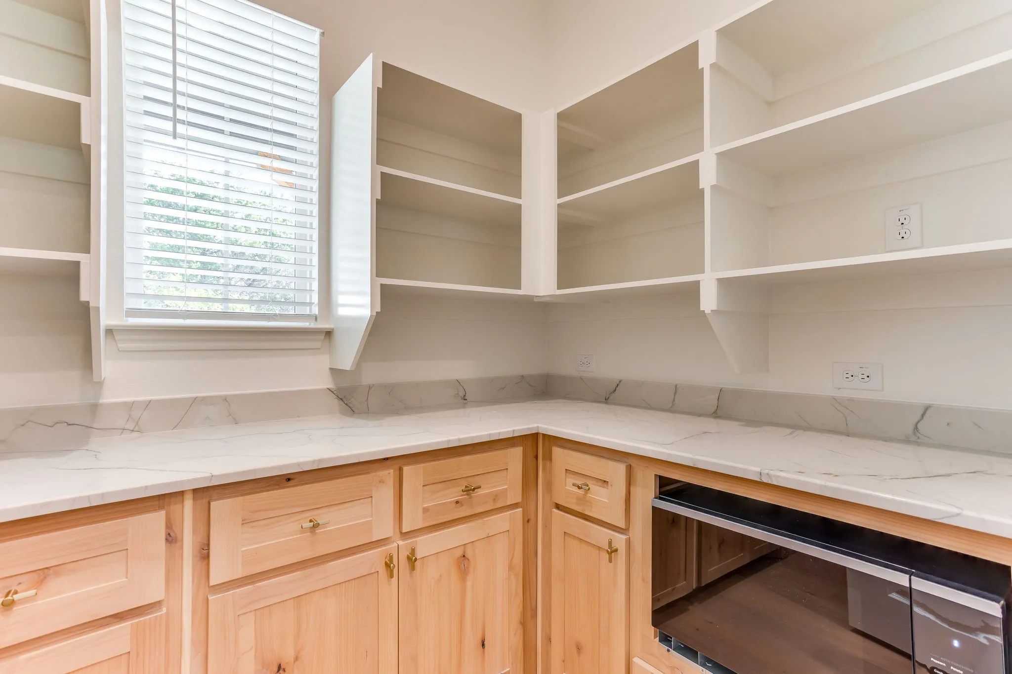 Kitchen with Quartzite countertops, 36" gas cooktop, plumbed for gas-propane, custom cabinetry to the ceiling and a butler pantry