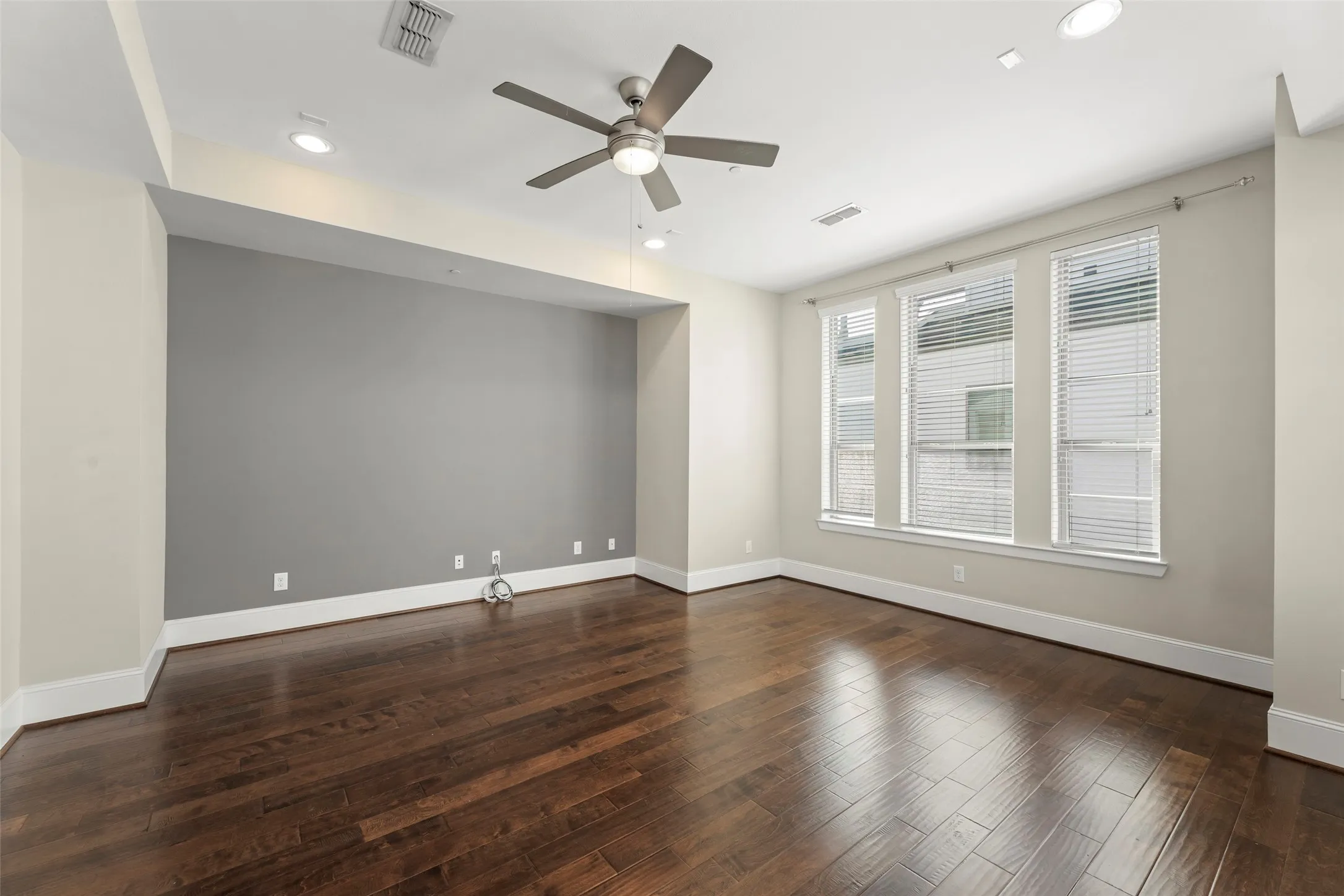 Townhouse For Sale in Harris County , 5469 Larkin Street Street 9, Houston, Texas 77007, 3 Bedroom, 4 Bathroom, 2 Garage spaces, 2,844 Sqft, built in 2014, mls#21405956, Real Estate Agent in Houston, Homes For Sale in Harris county, Homes For Sale in Houston, Realtor in Houston Texas, Real Estate Brokerage Independent Realty Texas, Luminita Cordes Realtor