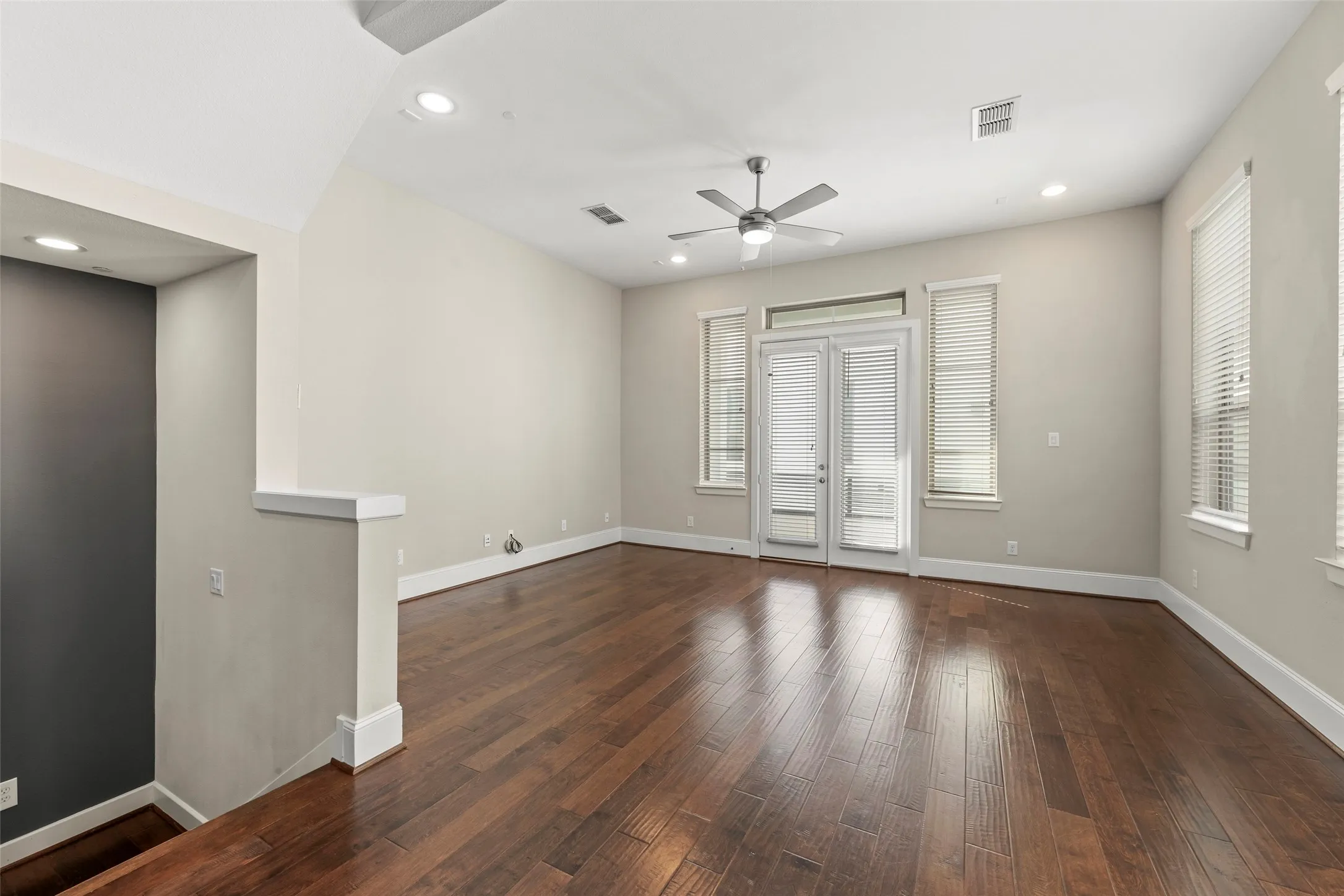 Townhouse For Sale in Harris County , 5469 Larkin Street Street 9, Houston, Texas 77007, 3 Bedroom, 4 Bathroom, 2 Garage spaces, 2,844 Sqft, built in 2014, mls#21405956, Real Estate Agent in Houston, Homes For Sale in Harris county, Homes For Sale in Houston, Realtor in Houston Texas, Real Estate Brokerage Independent Realty Texas, Luminita Cordes Realtor