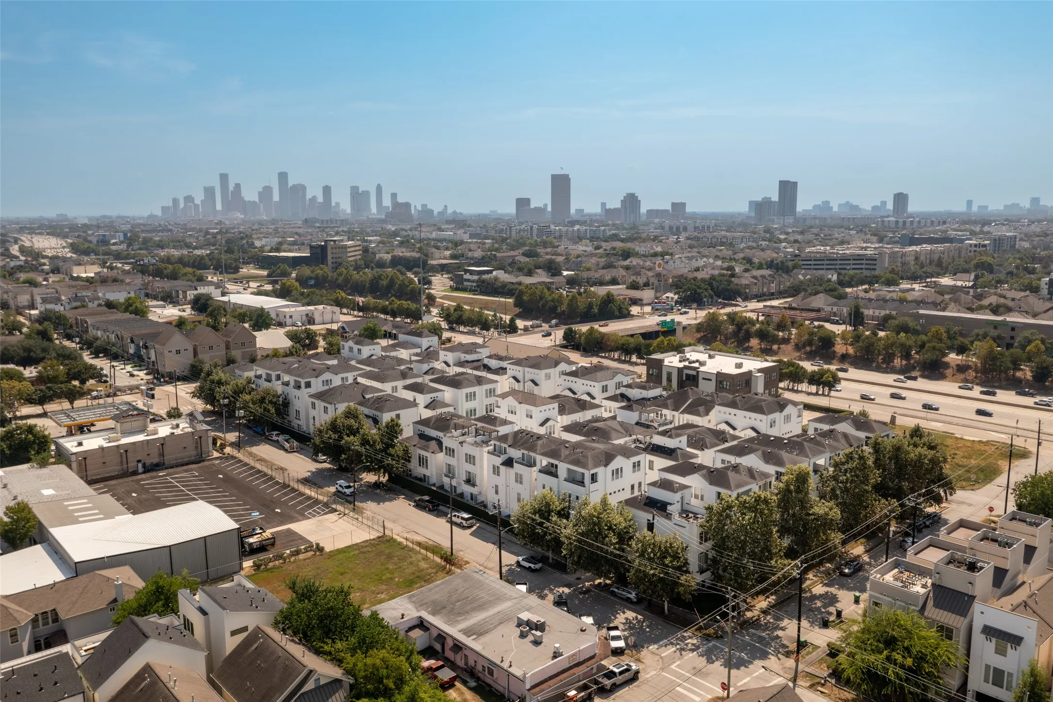 Townhouse For Sale in Harris County , 5469 Larkin Street Street 9, Houston, Texas 77007, 3 Bedroom, 4 Bathroom, 2 Garage spaces, 2,844 Sqft, built in 2014, mls#21405956, Real Estate Agent in Houston, Homes For Sale in Harris county, Homes For Sale in Houston, Realtor in Houston Texas, Real Estate Brokerage Independent Realty Texas, Luminita Cordes Realtor
