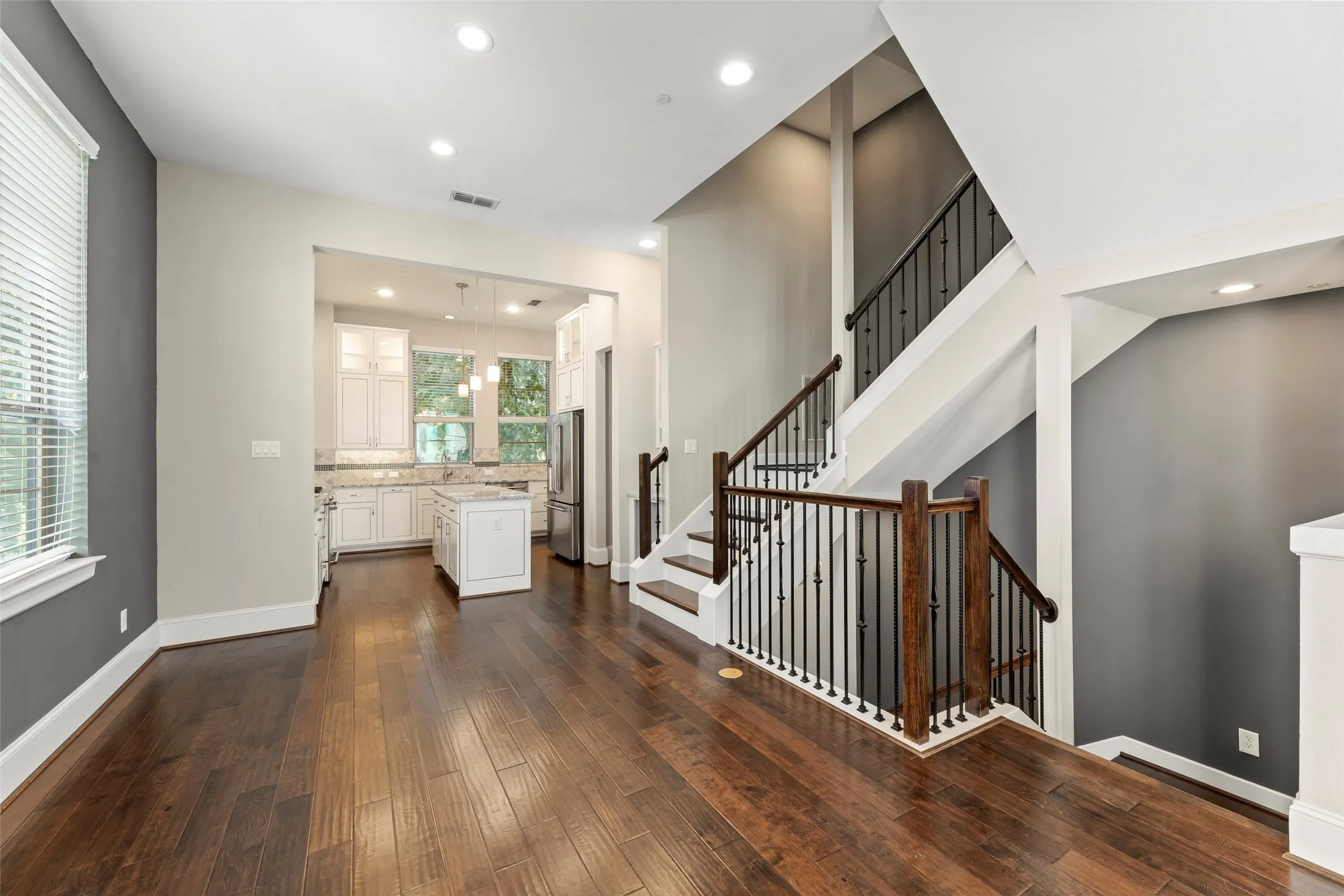 Townhouse For Sale in Harris County , 5469 Larkin Street Street 9, Houston, Texas 77007, 3 Bedroom, 4 Bathroom, 2 Garage spaces, 2,844 Sqft, built in 2014, mls#21405956, Real Estate Agent in Houston, Homes For Sale in Harris county, Homes For Sale in Houston, Realtor in Houston Texas, Real Estate Brokerage Independent Realty Texas, Luminita Cordes Realtor