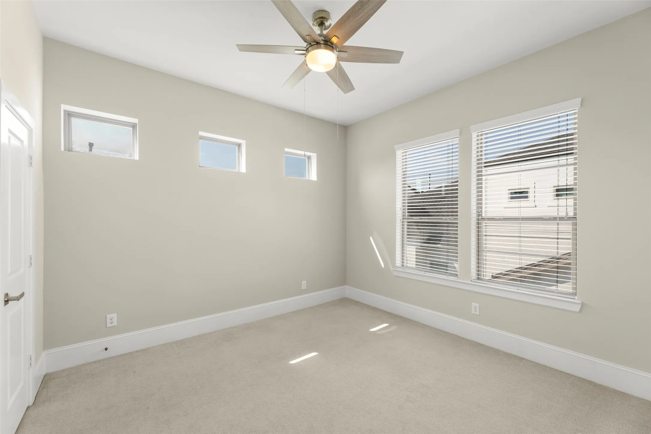 Townhouse For Sale in Harris County , 5469 Larkin Street Street 9, Houston, Texas 77007, 3 Bedroom, 4 Bathroom, 2 Garage spaces, 2,844 Sqft, built in 2014, mls#21405956, Real Estate Agent in Houston, Homes For Sale in Harris county, Homes For Sale in Houston, Realtor in Houston Texas, Real Estate Brokerage Independent Realty Texas, Luminita Cordes Realtor
