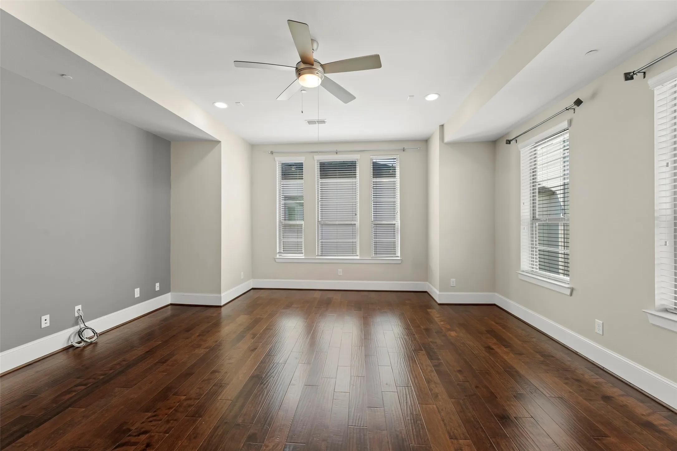 Townhouse For Sale in Harris County , 5469 Larkin Street Street 9, Houston, Texas 77007, 3 Bedroom, 4 Bathroom, 2 Garage spaces, 2,844 Sqft, built in 2014, mls#21405956, Real Estate Agent in Houston, Homes For Sale in Harris county, Homes For Sale in Houston, Realtor in Houston Texas, Real Estate Brokerage Independent Realty Texas, Luminita Cordes Realtor