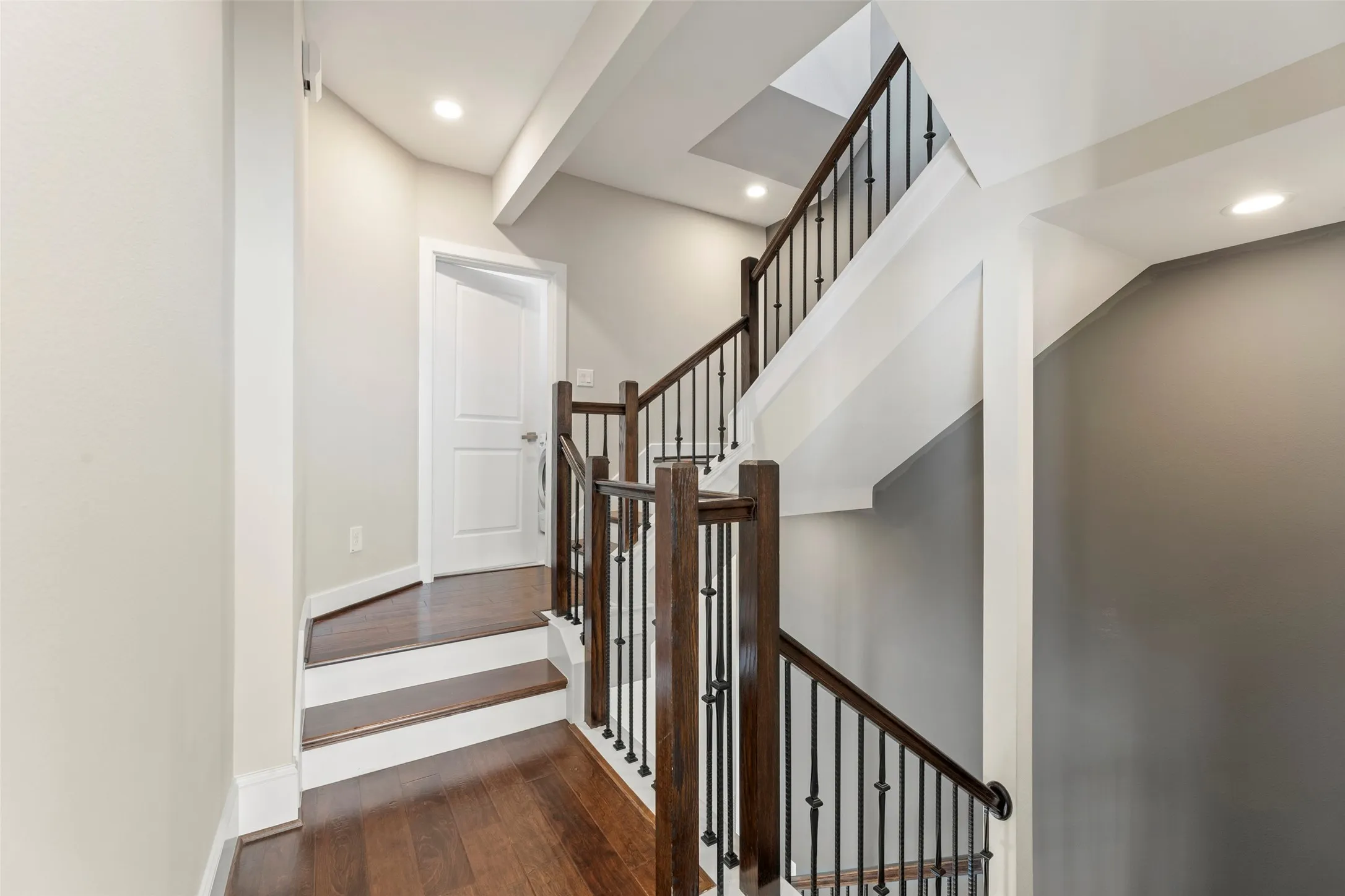 Townhouse For Sale in Harris County , 5469 Larkin Street Street 9, Houston, Texas 77007, 3 Bedroom, 4 Bathroom, 2 Garage spaces, 2,844 Sqft, built in 2014, mls#21405956, Real Estate Agent in Houston, Homes For Sale in Harris county, Homes For Sale in Houston, Realtor in Houston Texas, Real Estate Brokerage Independent Realty Texas, Luminita Cordes Realtor
